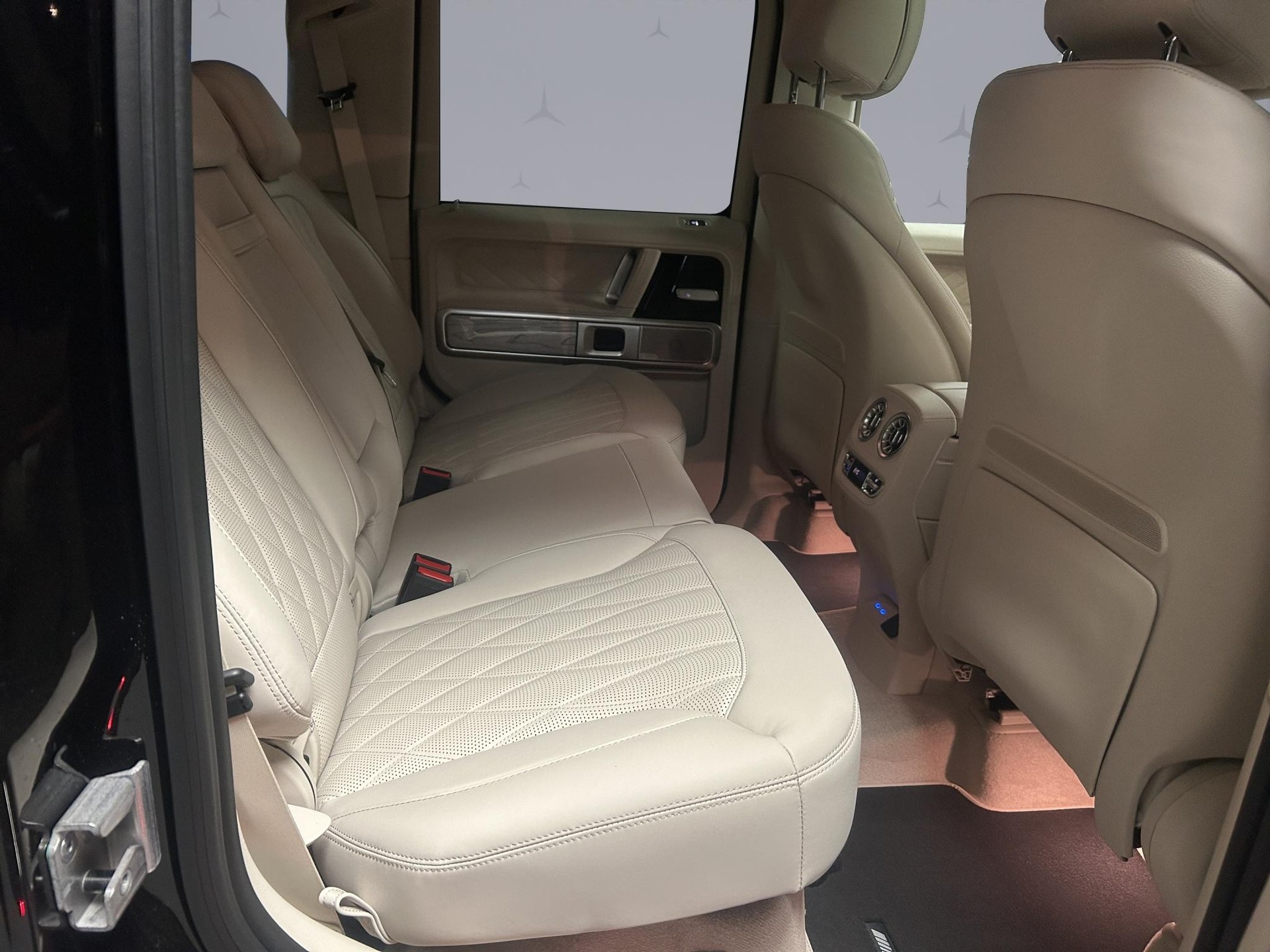 MERCEDES-BENZ G 63 AMG-image-16