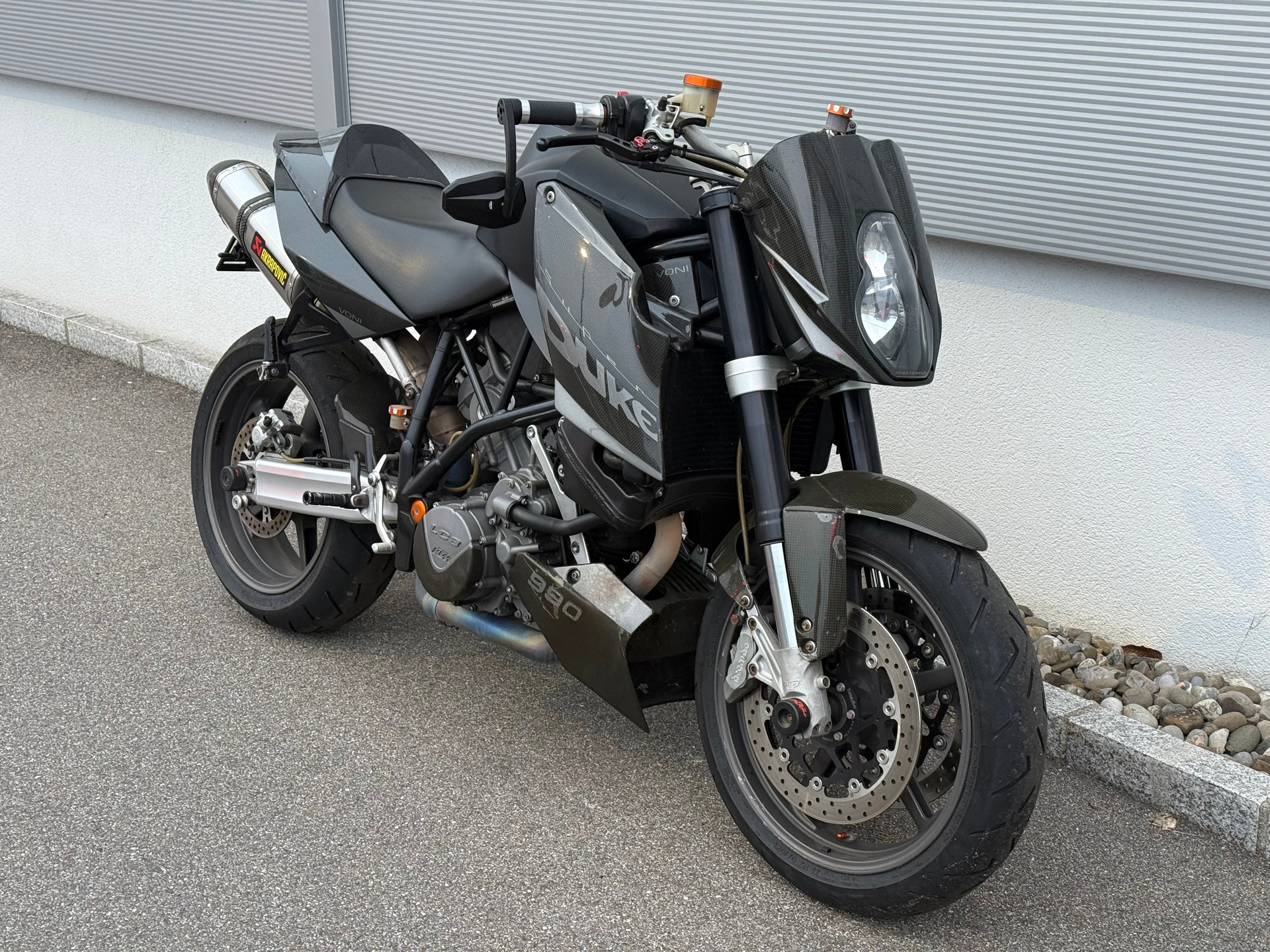 KTM 990 Super Duke-showroom-element-1