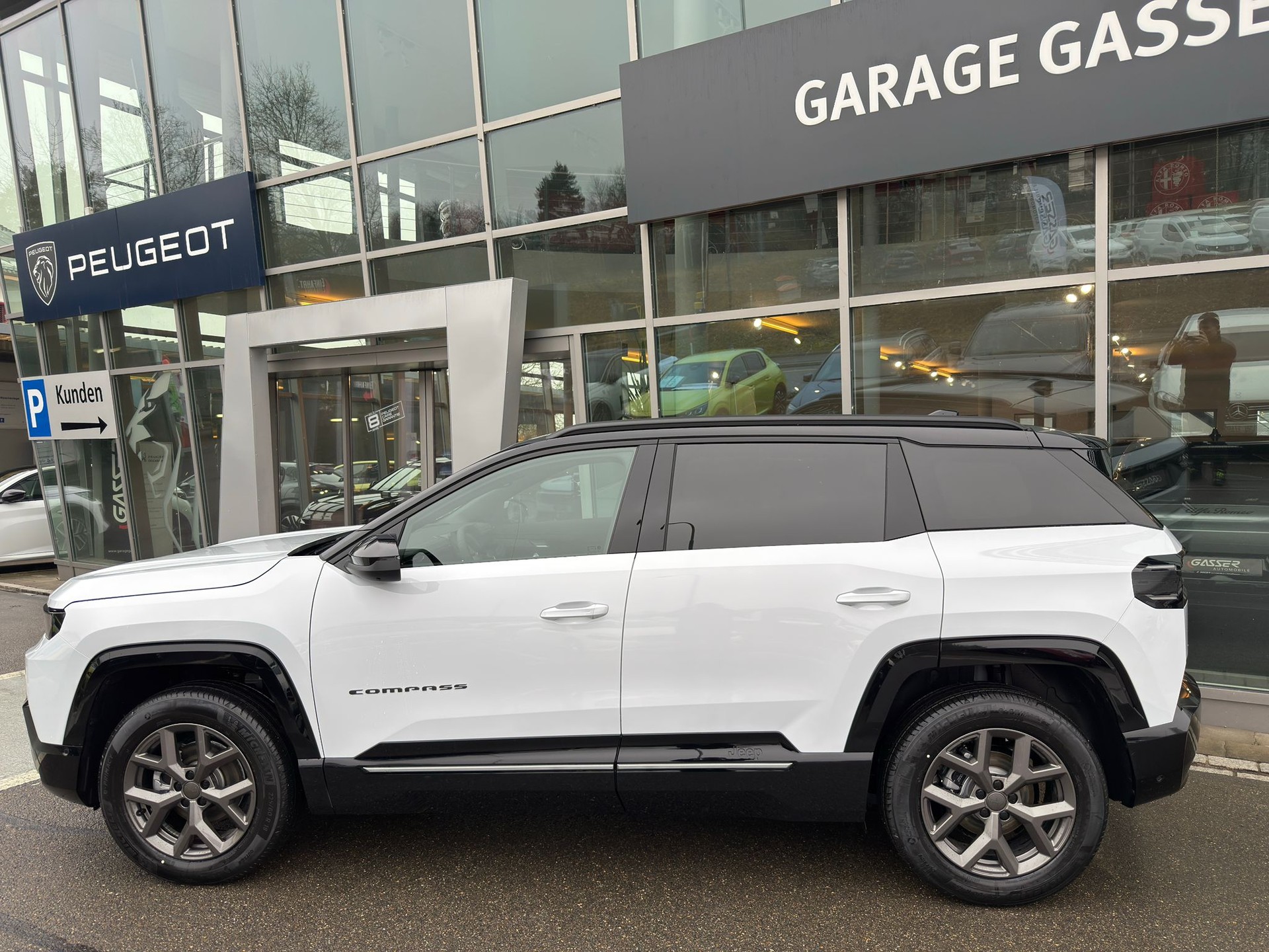 JEEP Compass 1.2 T e-Hybrid First Edition Pack PLUS + Pack SKY-showroom-element-1