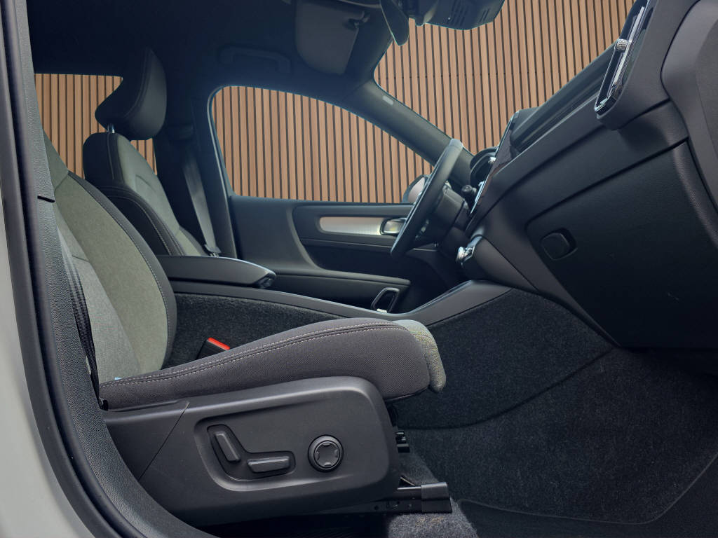 VOLVO XC40 2.0 B4 MH Plus Black Edition-image-13