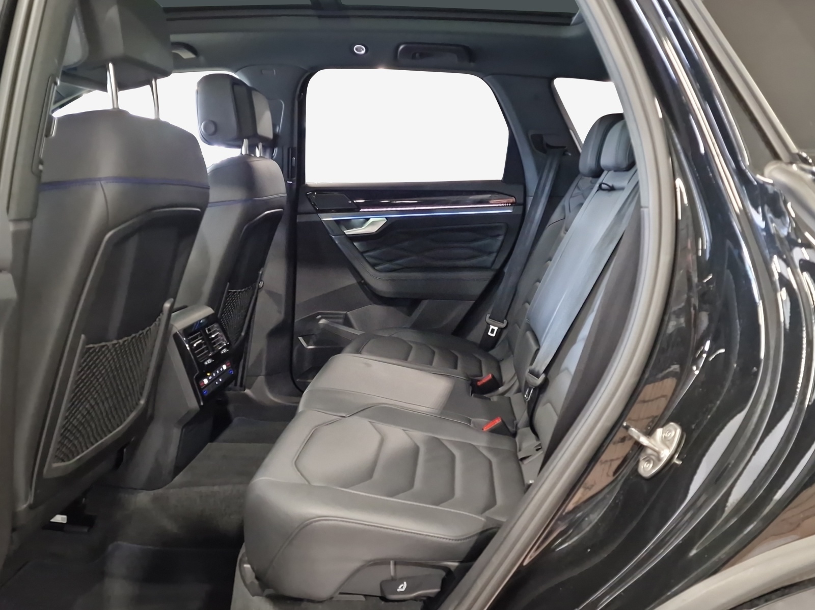 VW Touareg 3.0 TSI eHybrid R Tiptronic-image-11