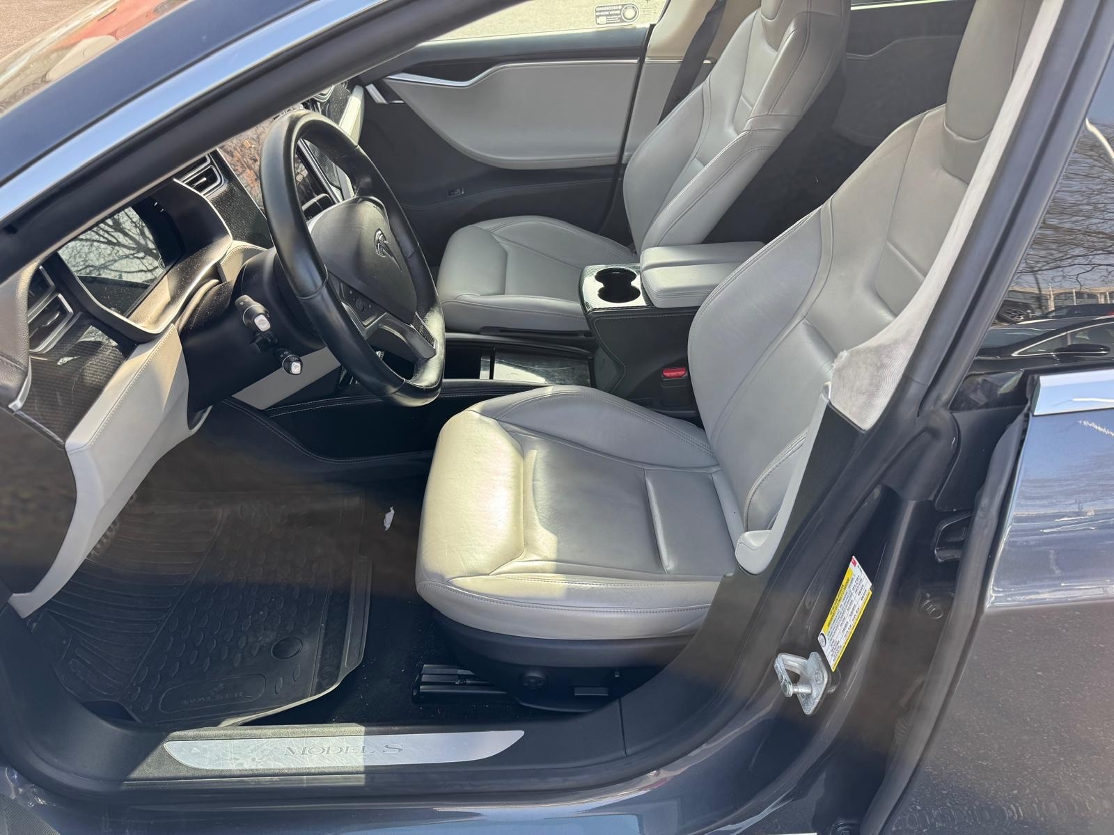 TESLA Model S 85 D-image-15
