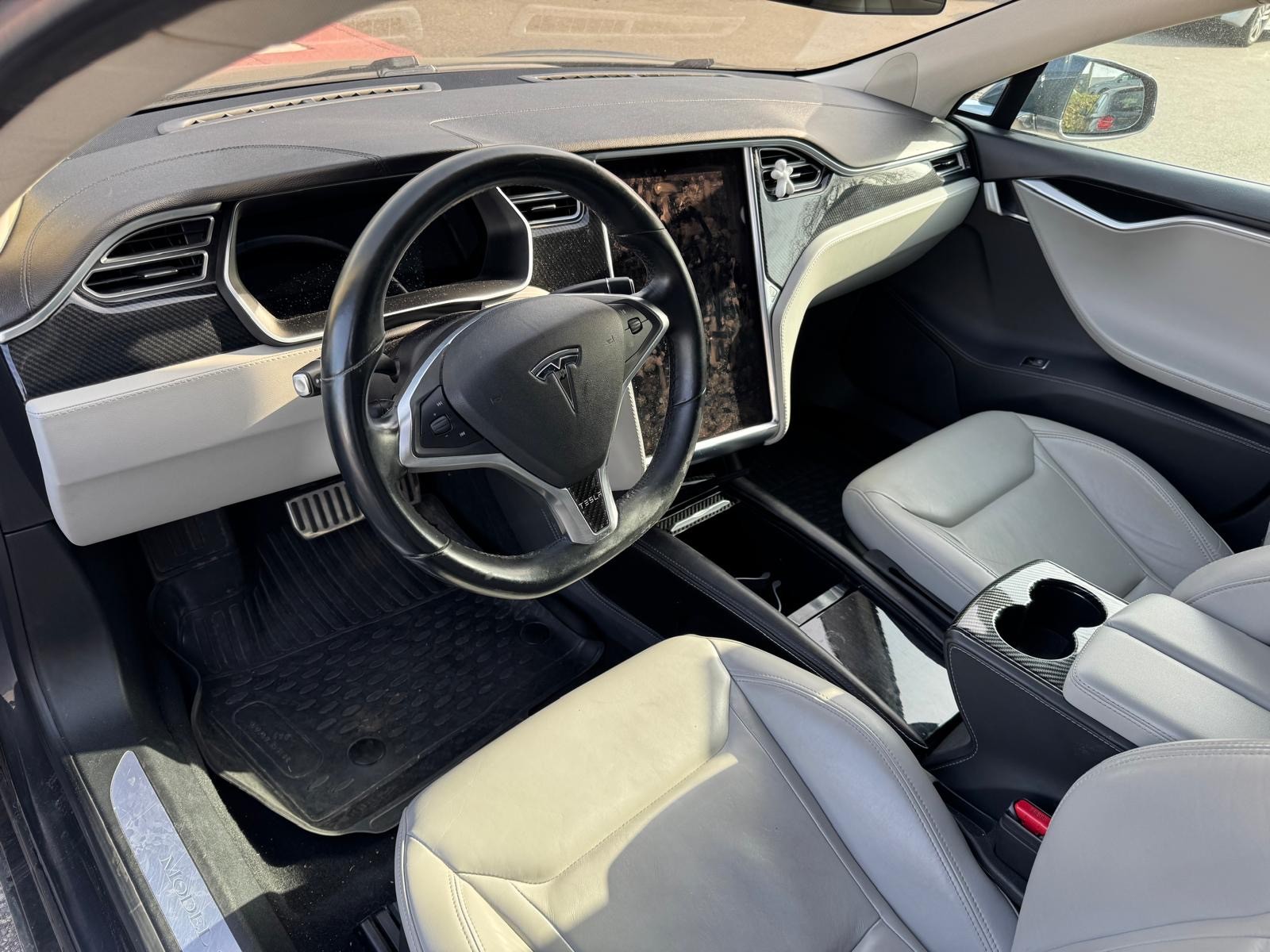 TESLA Model S 85 D-image-13