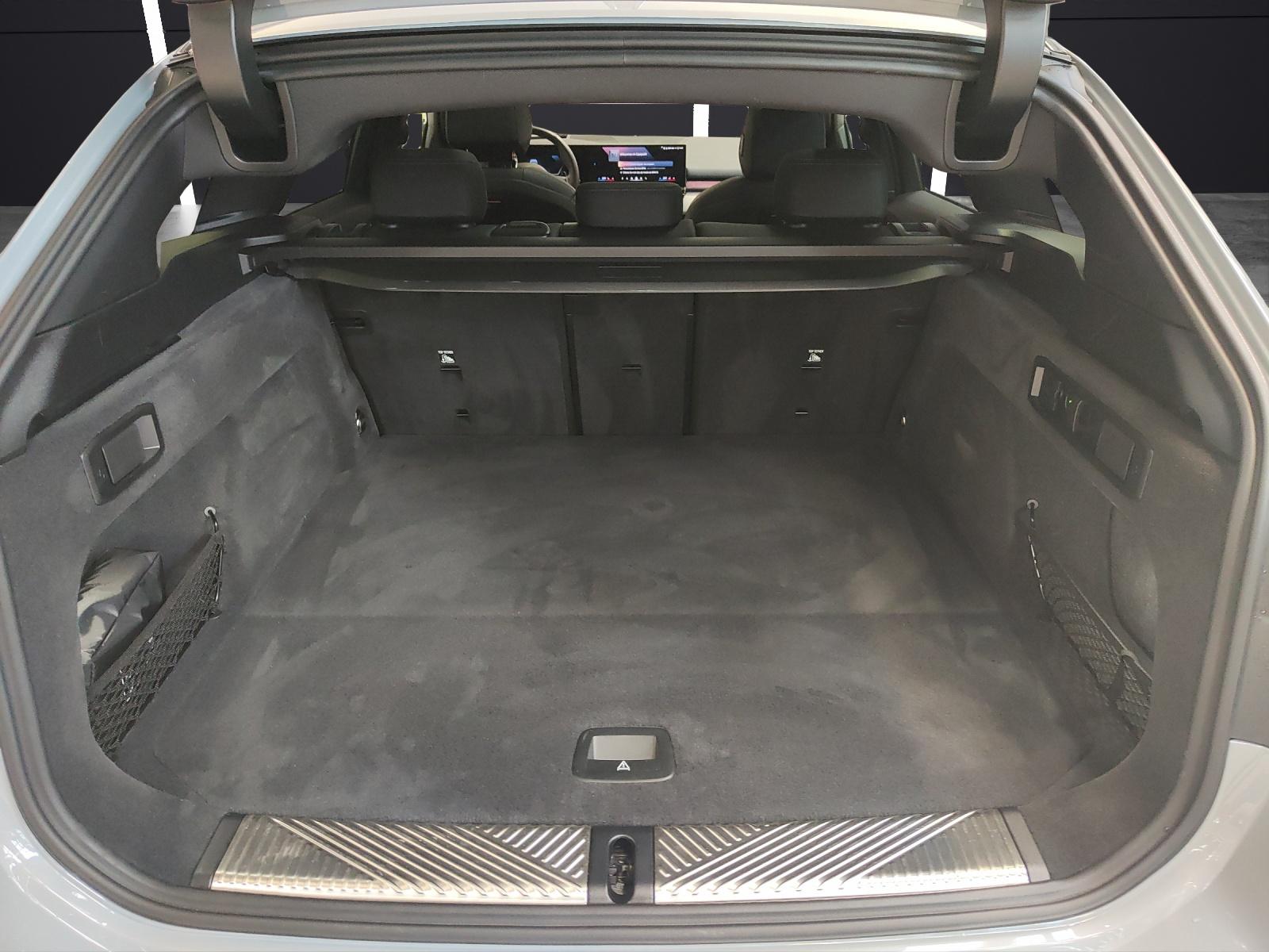 BMW 520d xDrive Touring-image-12