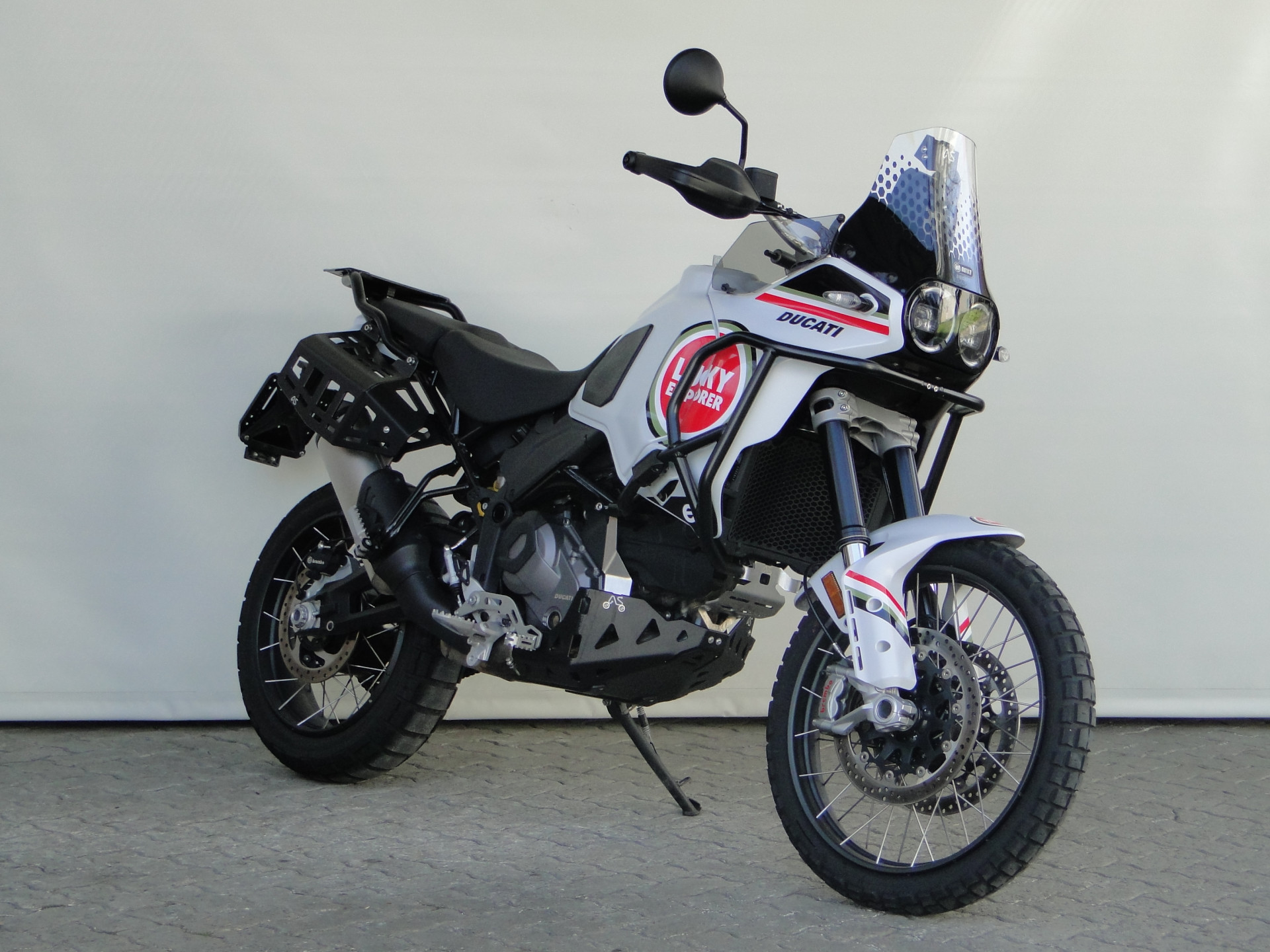 DUCATI 937 DesertX V2 Lucky Explorer-showroom-element-1