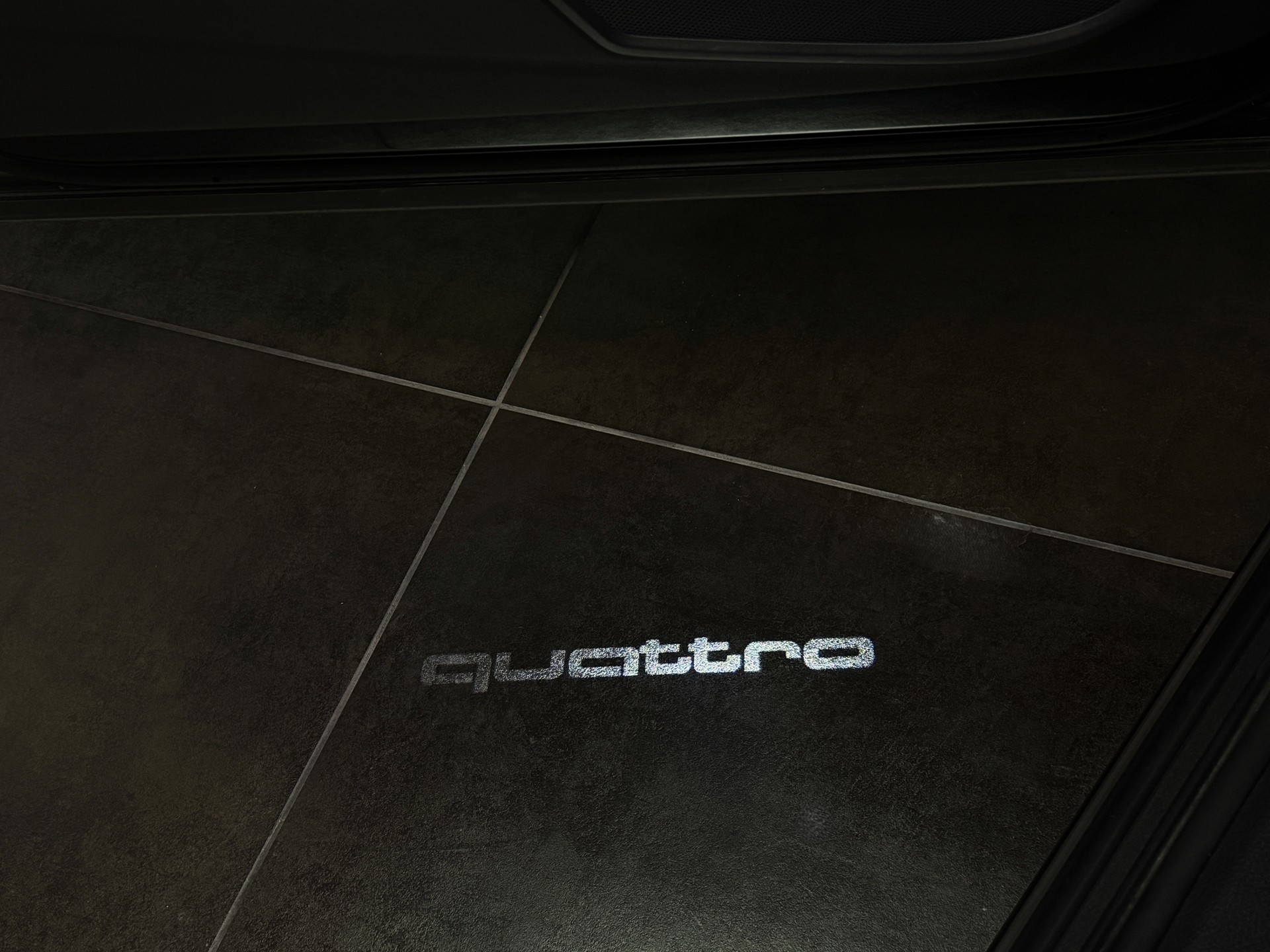 AUDI Q5 2.0 TDI quattro S-tronic-image-13