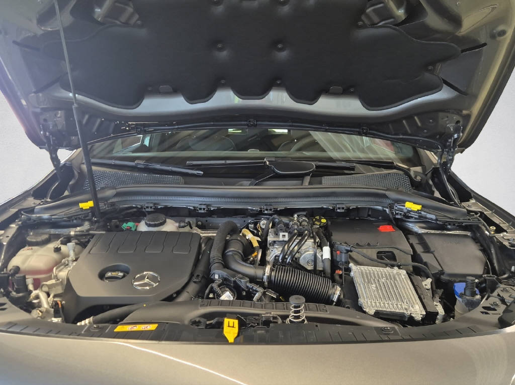 MERCEDES-BENZ GLA 250 e EQ Star AMG Line-image-7