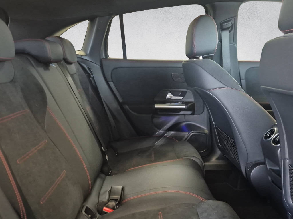 MERCEDES-BENZ GLA 250 e EQ Star AMG Line-image-10