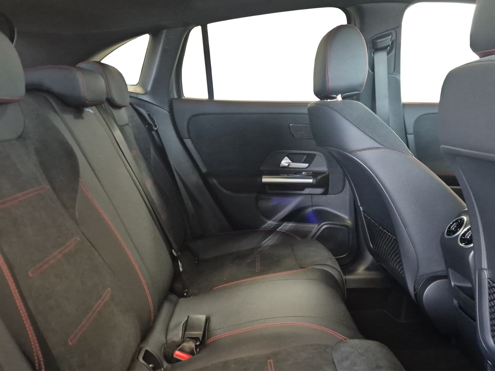 MERCEDES-BENZ GLA 250 e EQ Star AMG Line-image-11
