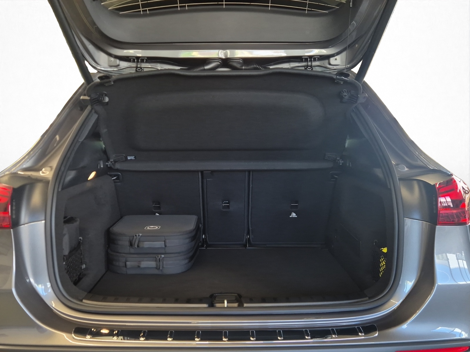 MERCEDES-BENZ GLA 250 e EQ Star AMG Line-image-7