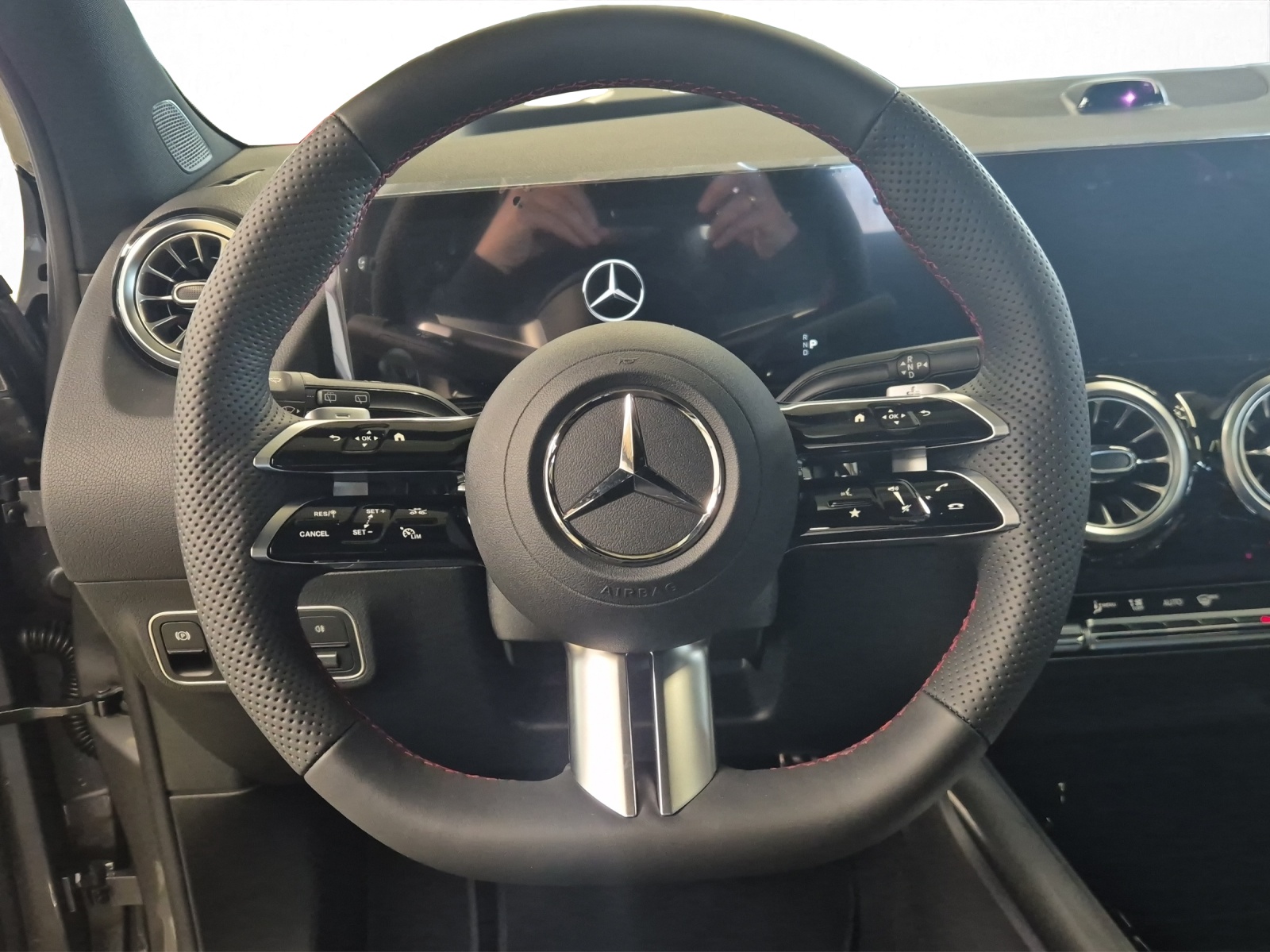 MERCEDES-BENZ GLA 250 e EQ Star AMG Line-image-10