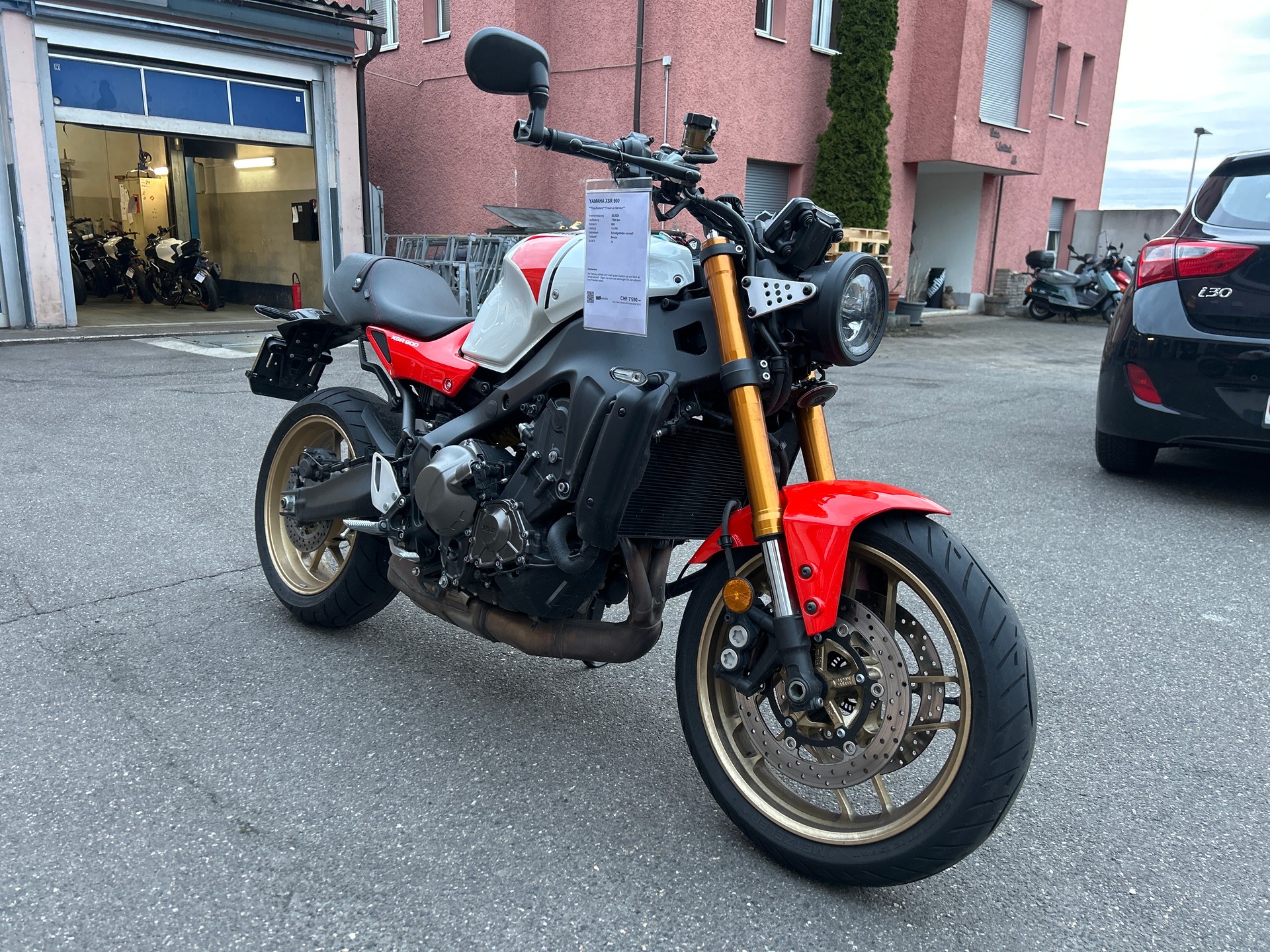 YAMAHA XSR 900-showroom-element-1