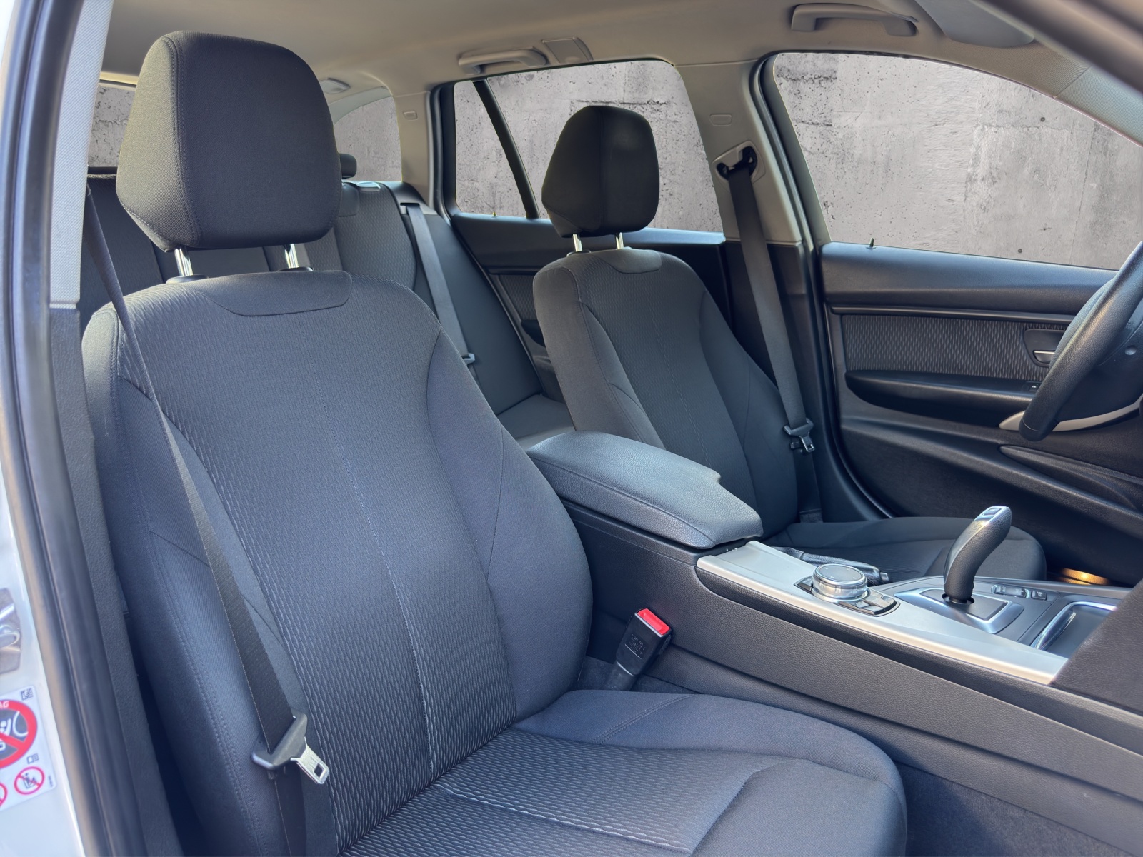 BMW 320i xDrive Touring Steptronic-image-12