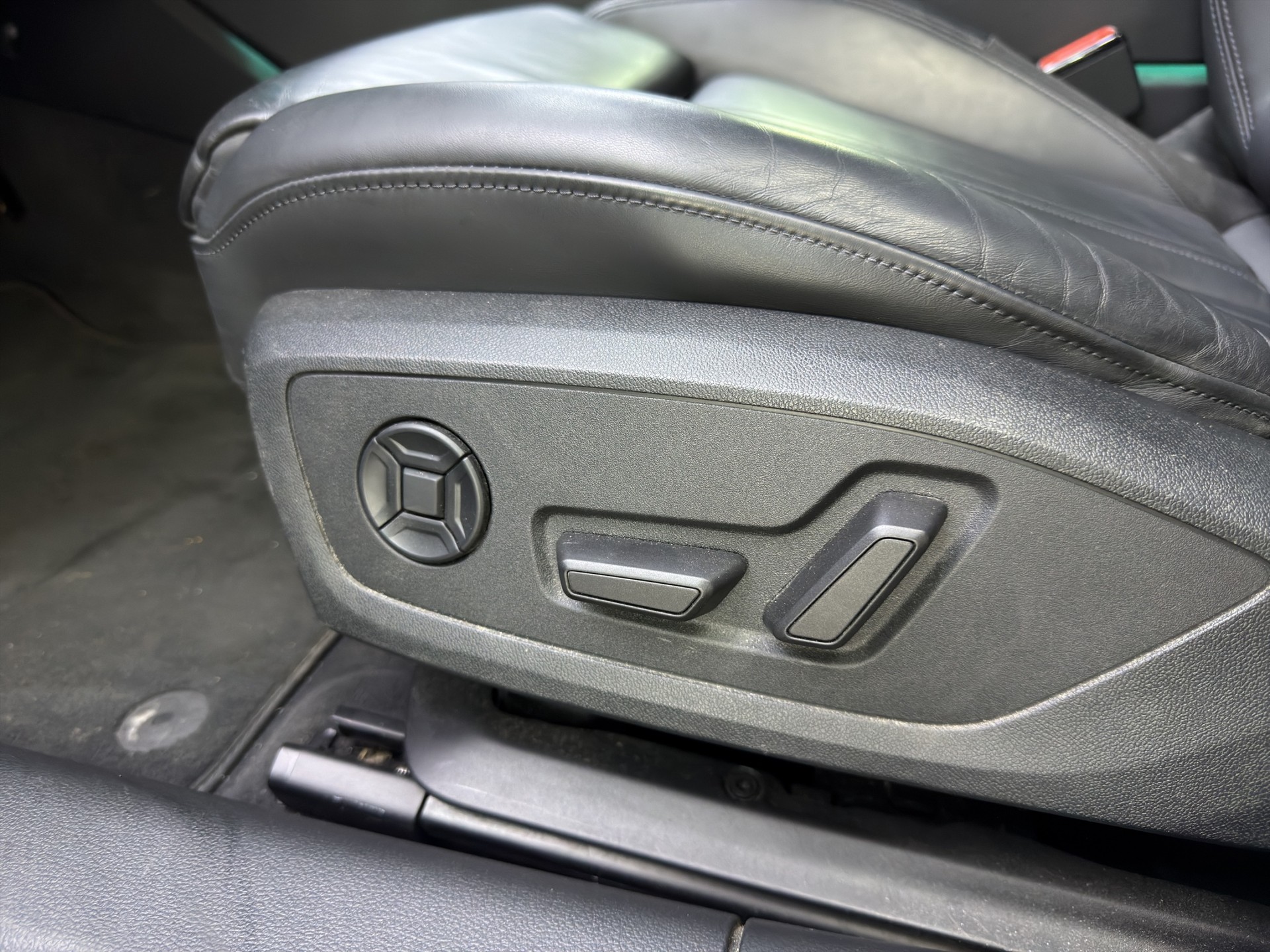 AUDI A6 Avant 45 TFSI Sport S-tronic quattro-image-12