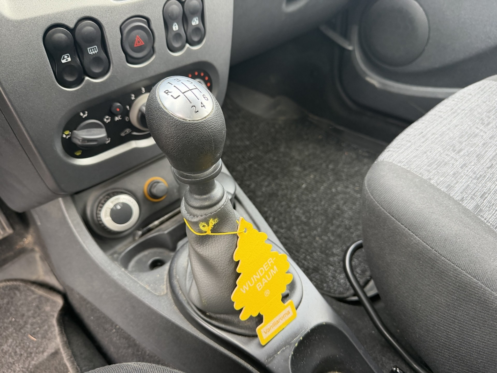 DACIA Duster 1.6 Ambiance 4x4-image-9
