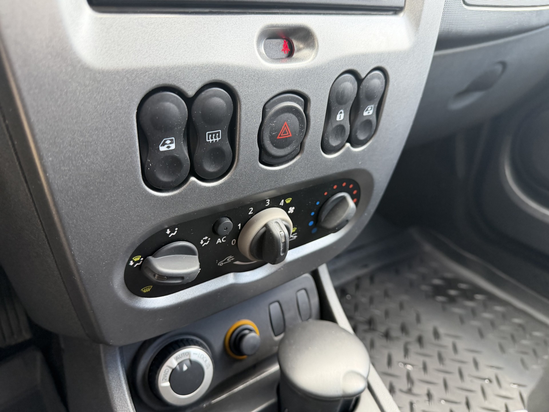 DACIA Duster 1.6 Ambiance 4x4-image-12