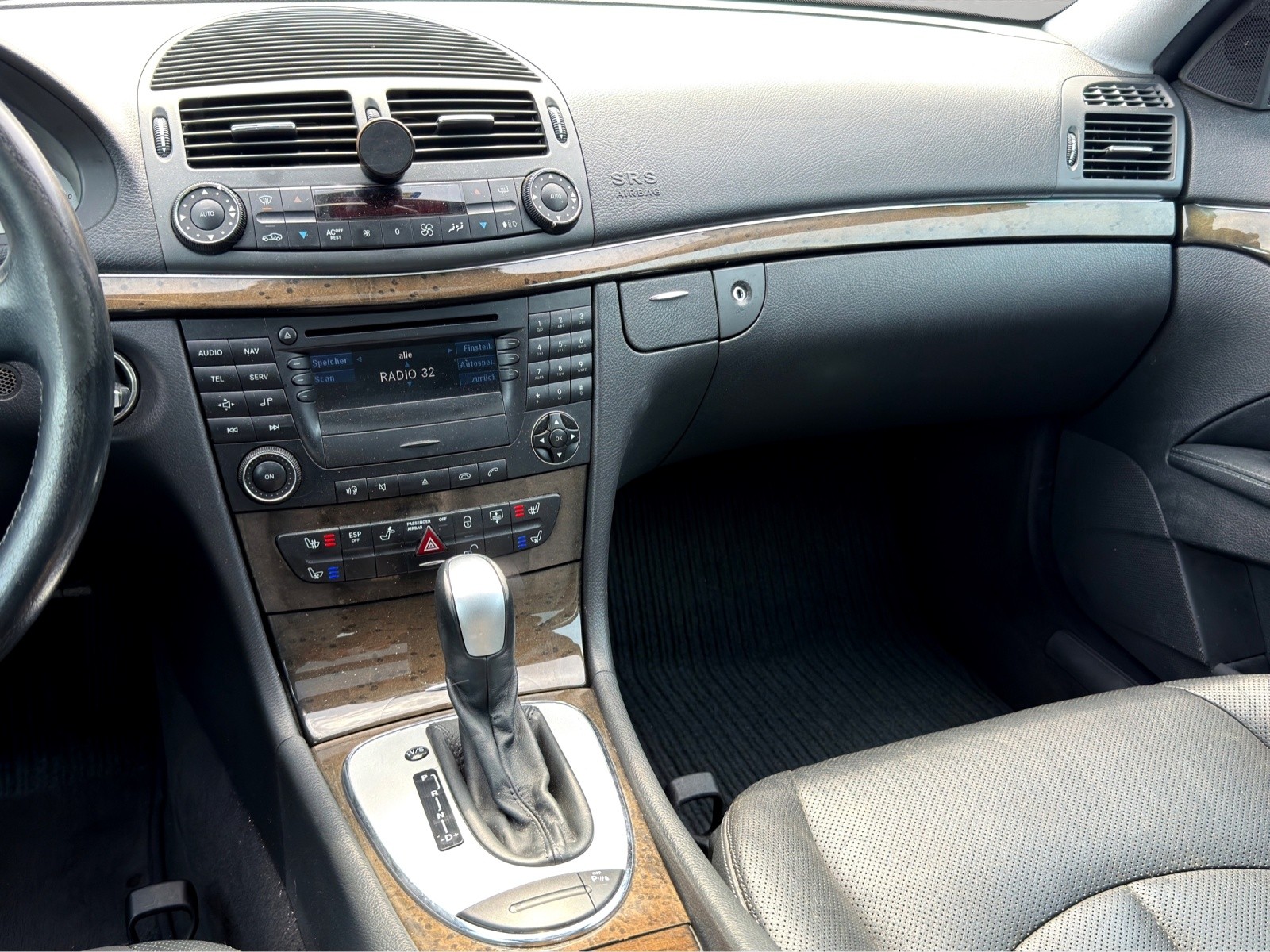 MERCEDES-BENZ E 320 Avantgarde Automatic FAB Design-image-15
