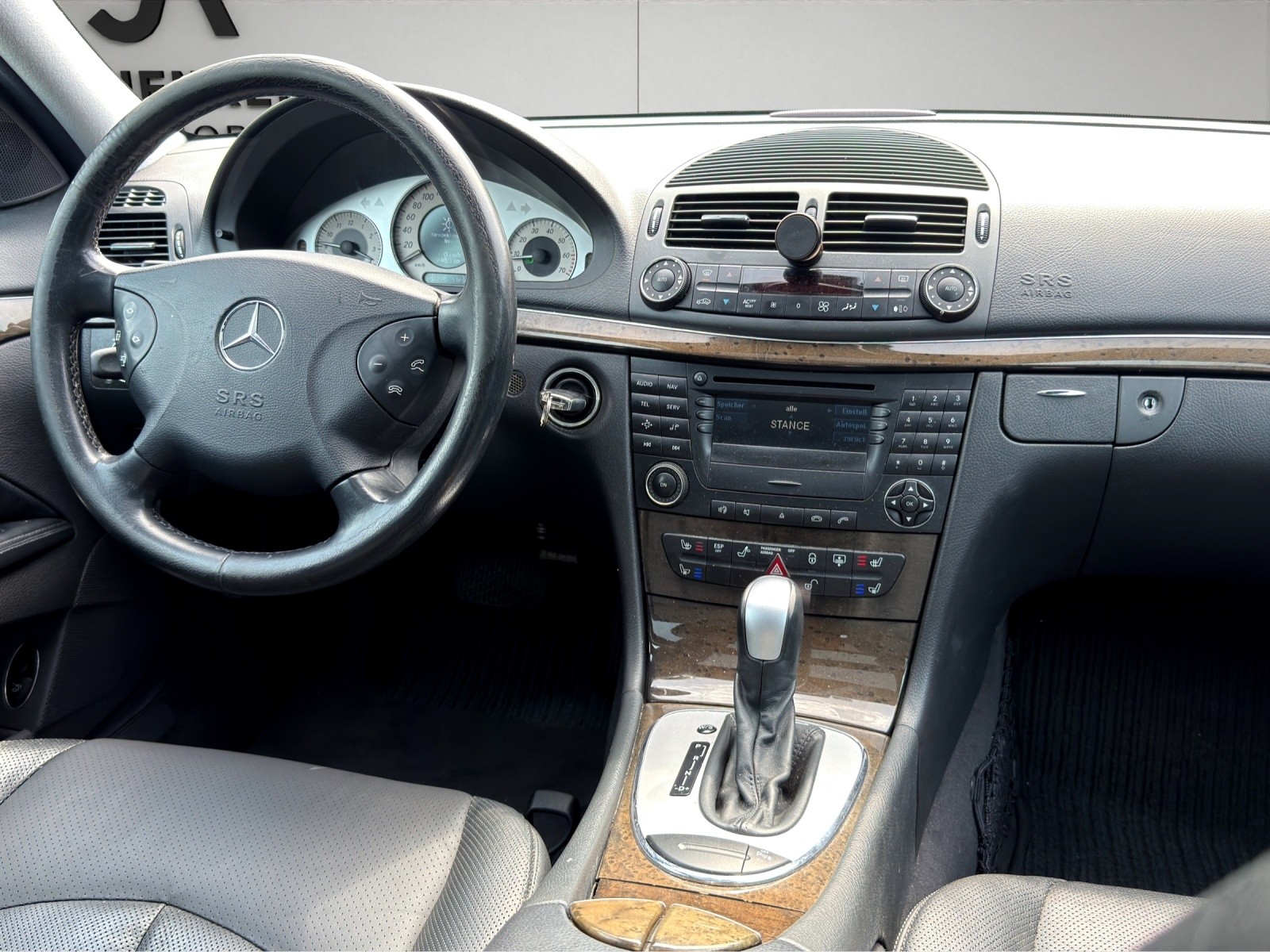 MERCEDES-BENZ E 320 Avantgarde Automatic FAB Design-image-14