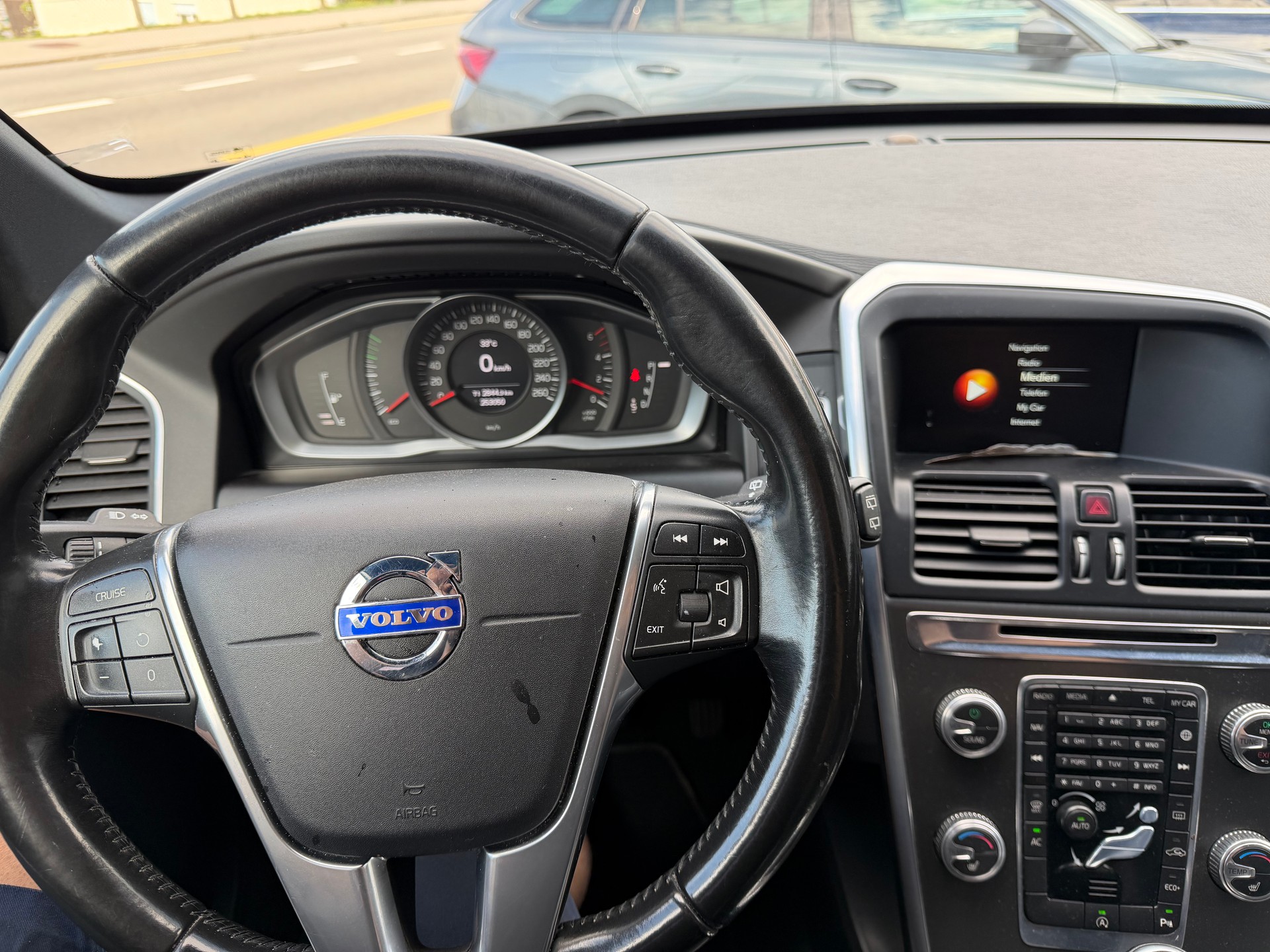 VOLVO XC60 D4 Kinetic Geartronic-image-5