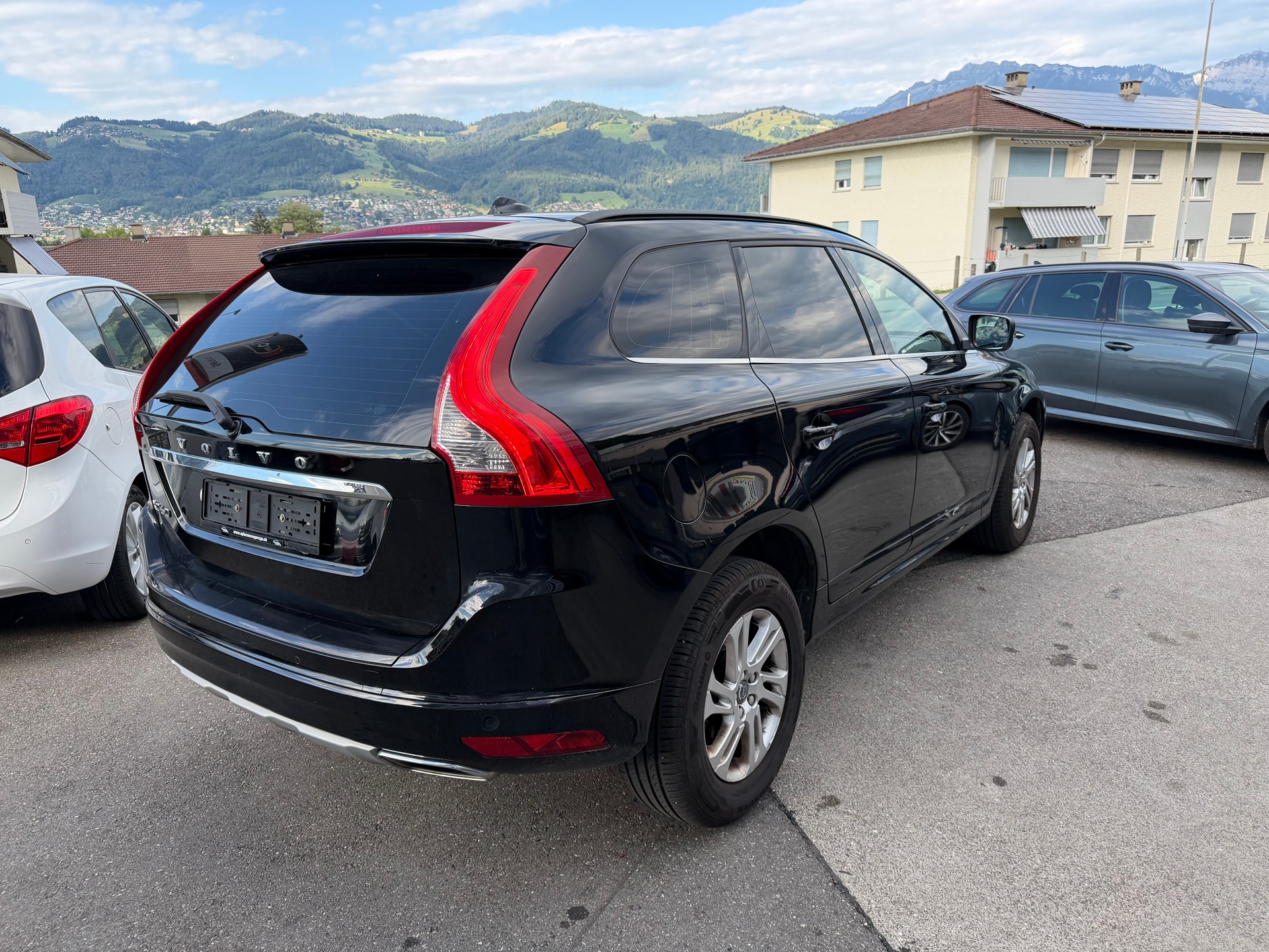 VOLVO XC60 D4 Kinetic Geartronic-image-2