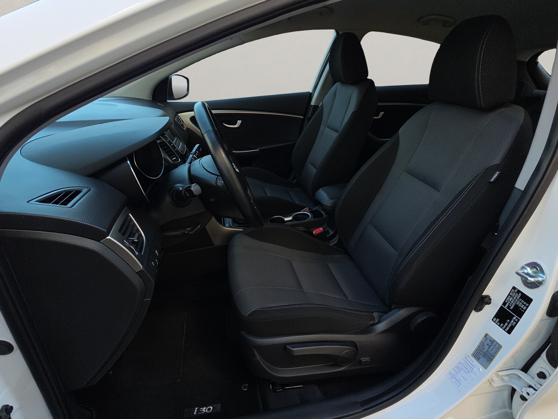 HYUNDAI i30 1.6 GDI Plena-image-12