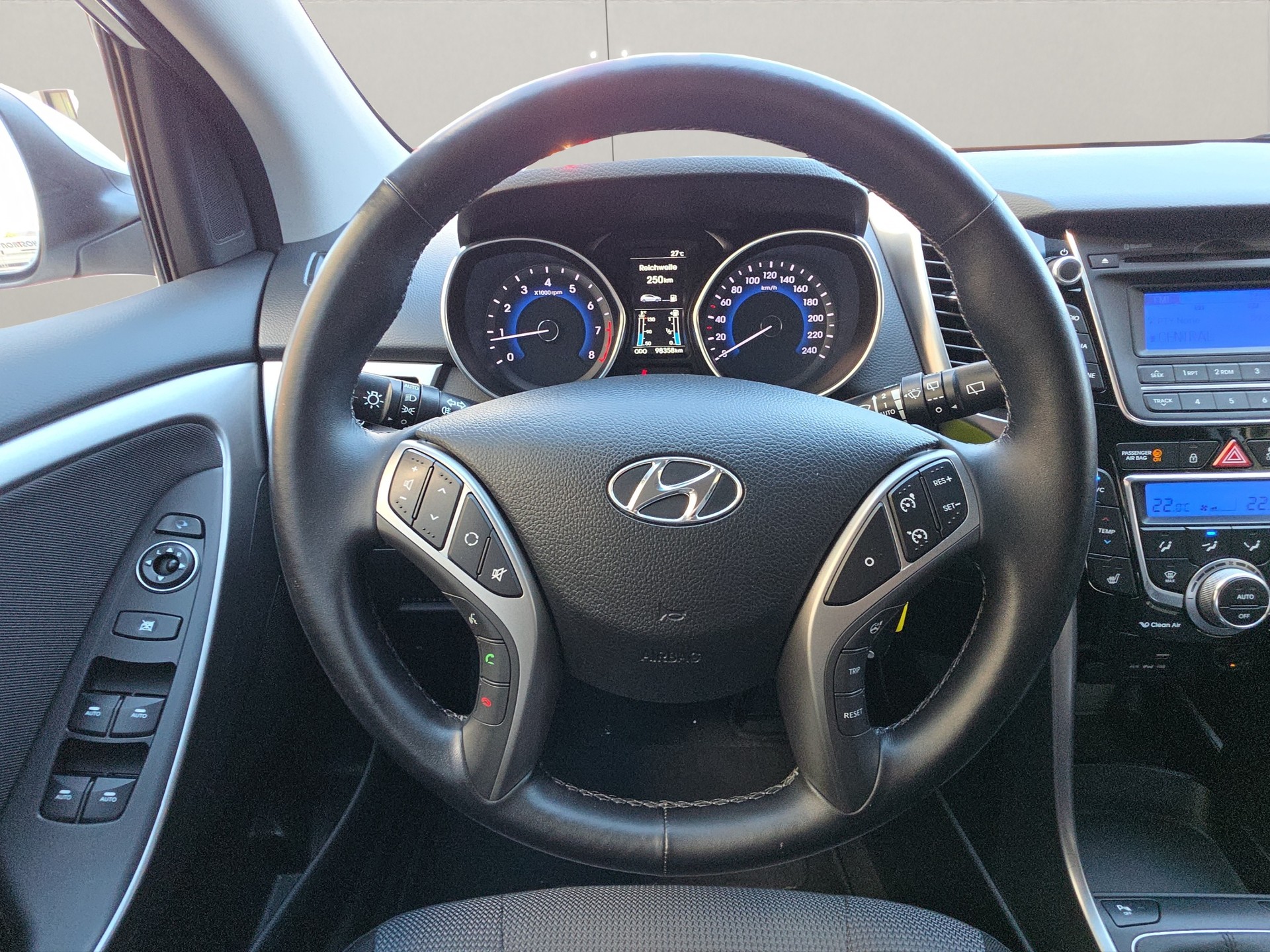 HYUNDAI i30 1.6 GDI Plena-image-15