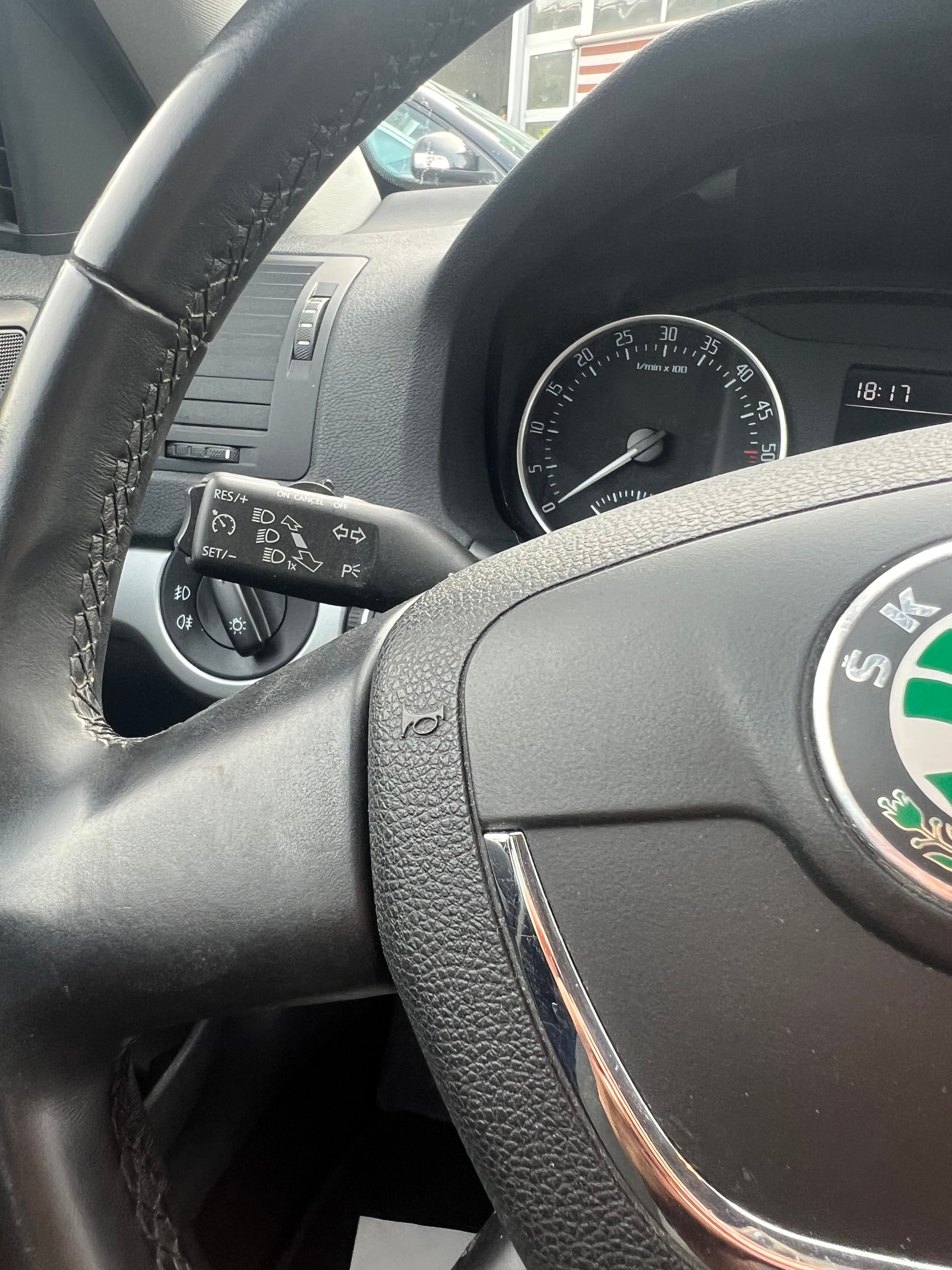 SKODA Octavia Combi 2.0 TDI AllDrive 4x4 DSG-image-12