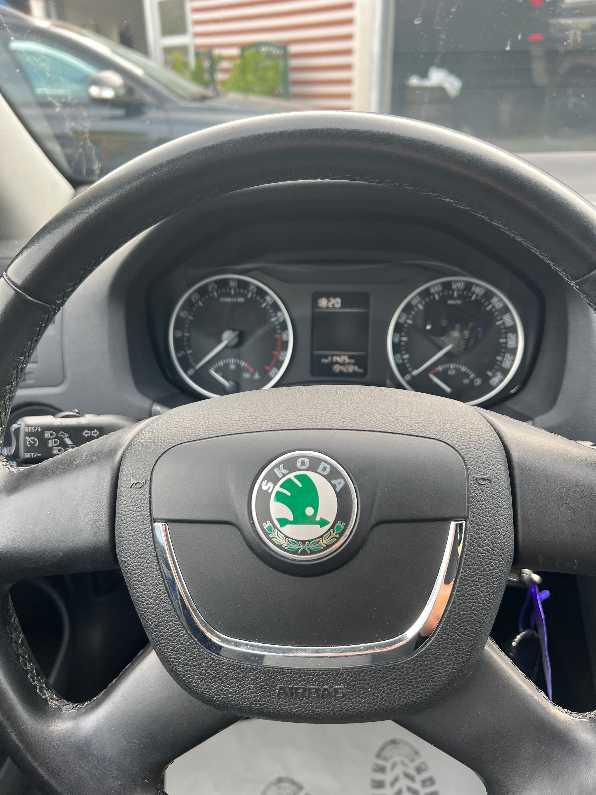 SKODA Octavia Combi 2.0 TDI AllDrive 4x4 DSG-image-11