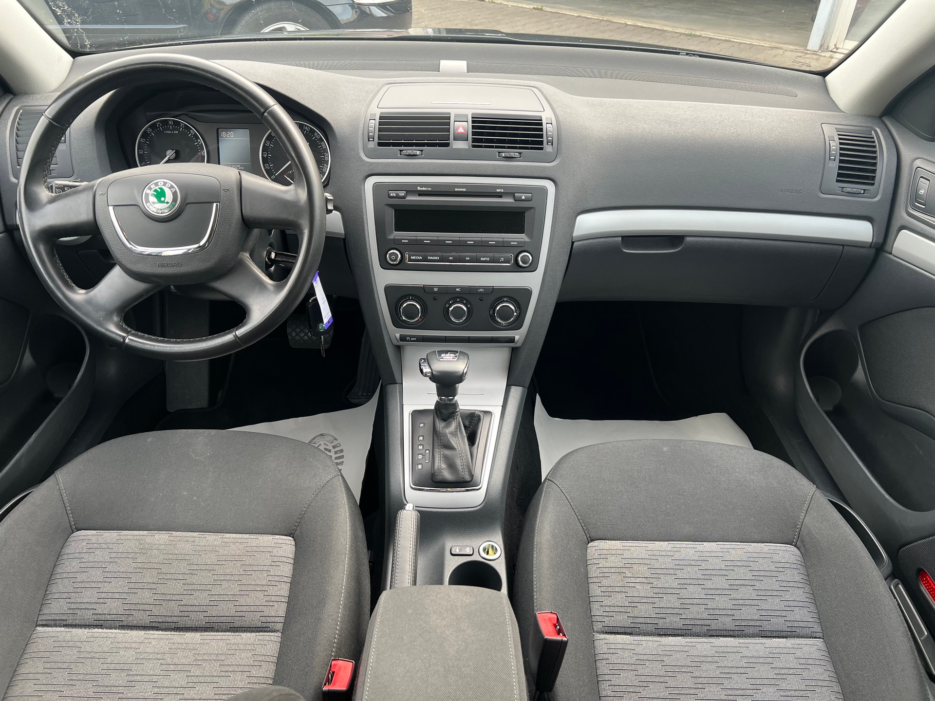 SKODA Octavia Combi 2.0 TDI AllDrive 4x4 DSG-image-10
