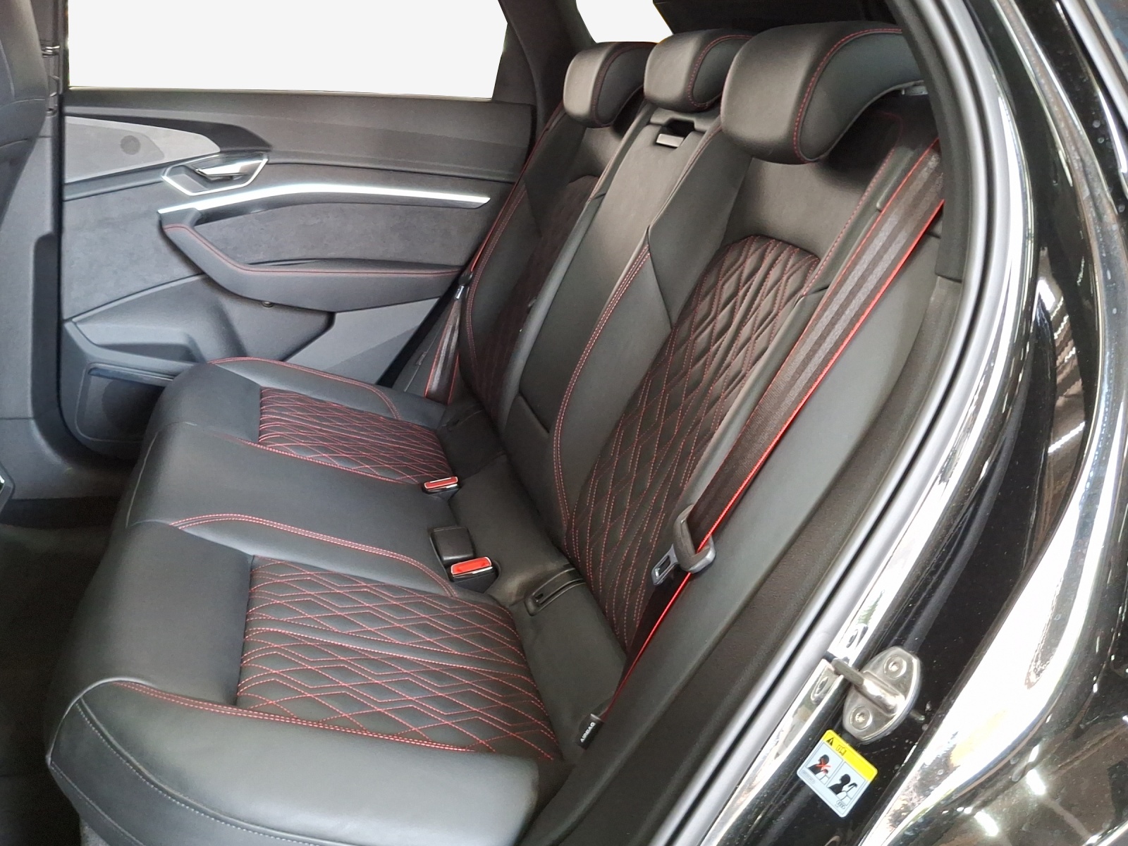 AUDI Q8 55 e-tron Black Edition quattro-image-12