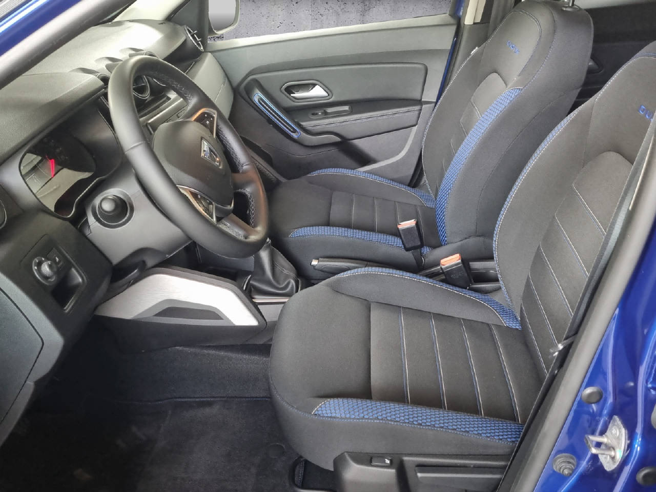 DACIA Duster 1.3 TCe 150 Celebration 4WD-image-4