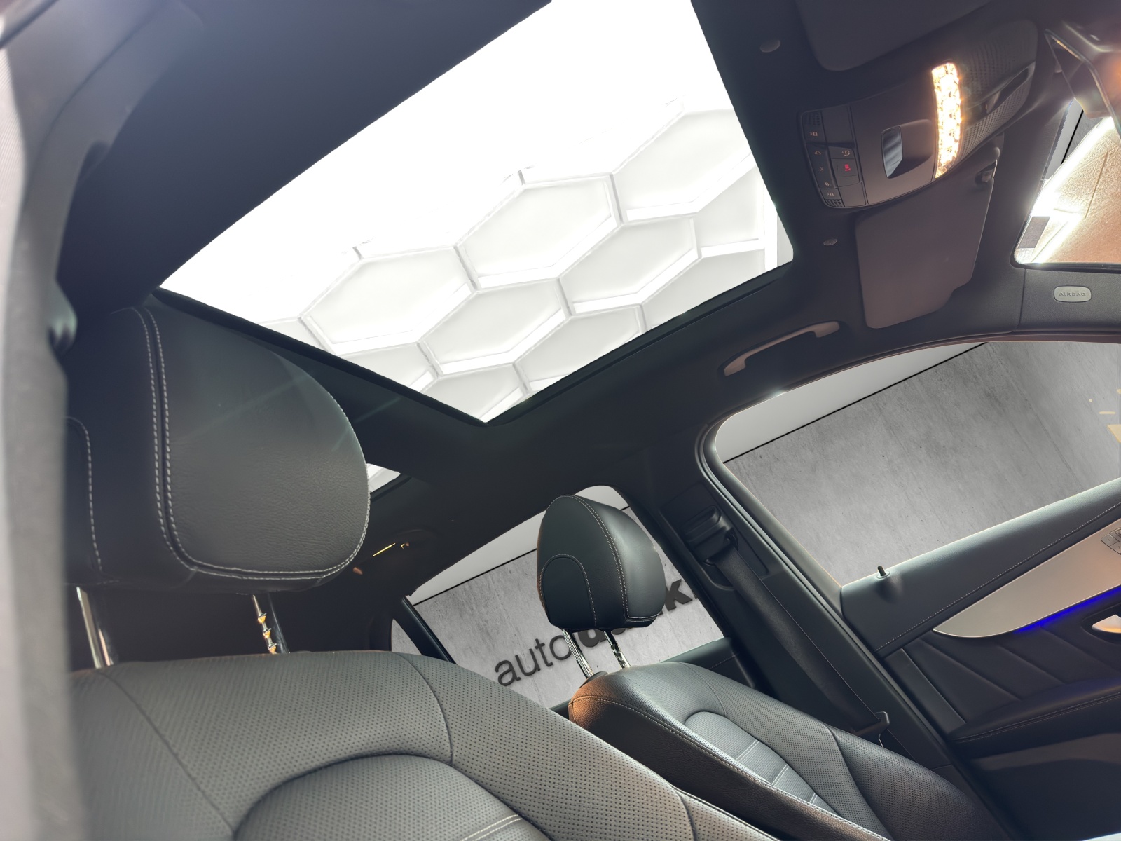 MERCEDES-BENZ GLC 300 d AMG Line 4Matic 9G-Tronic-image-7