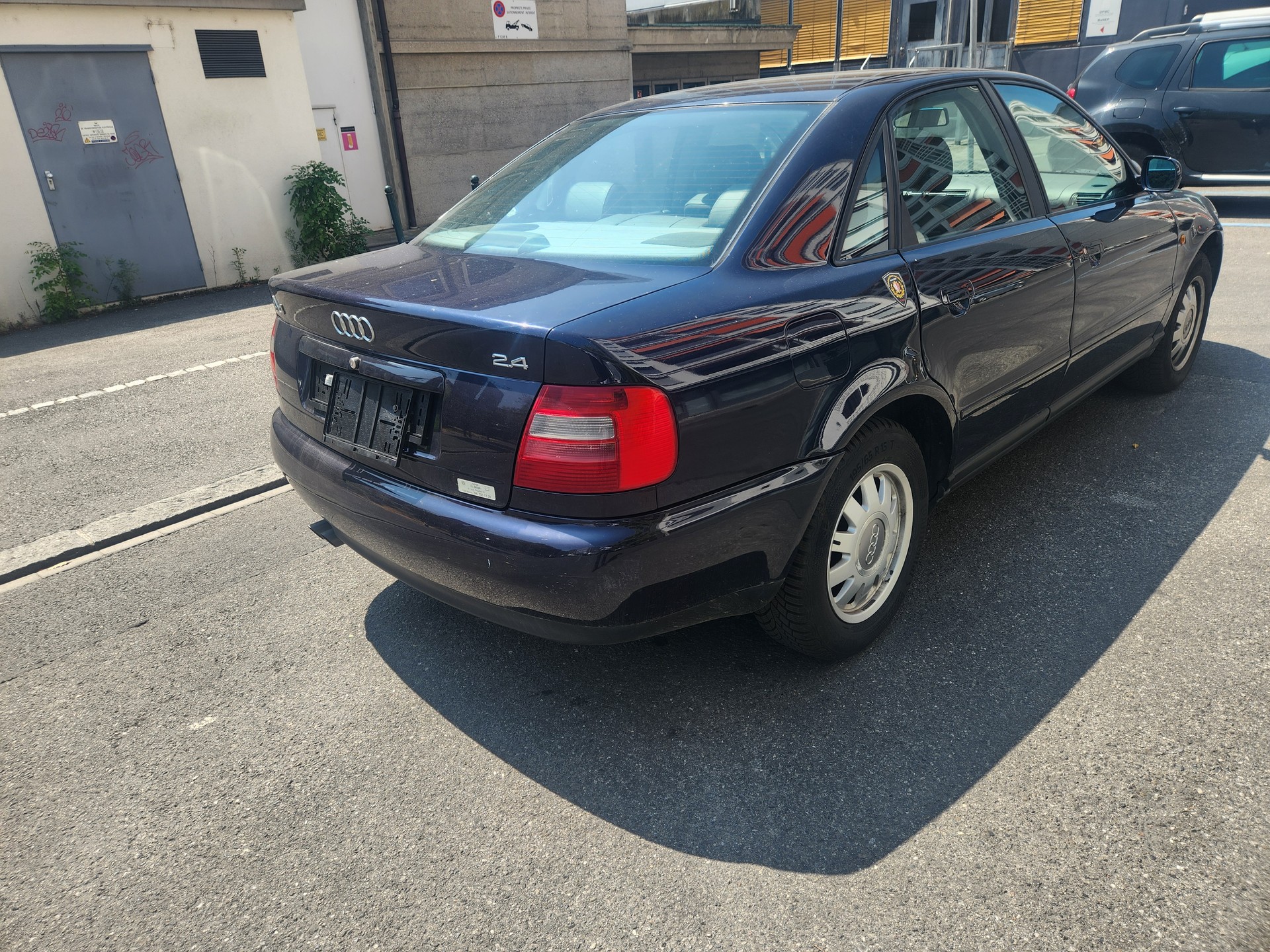 AUDI A4 2.4 Ambition-image-1