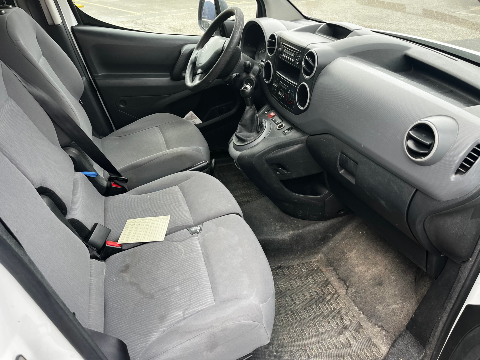 PEUGEOT PARTNER-image-7