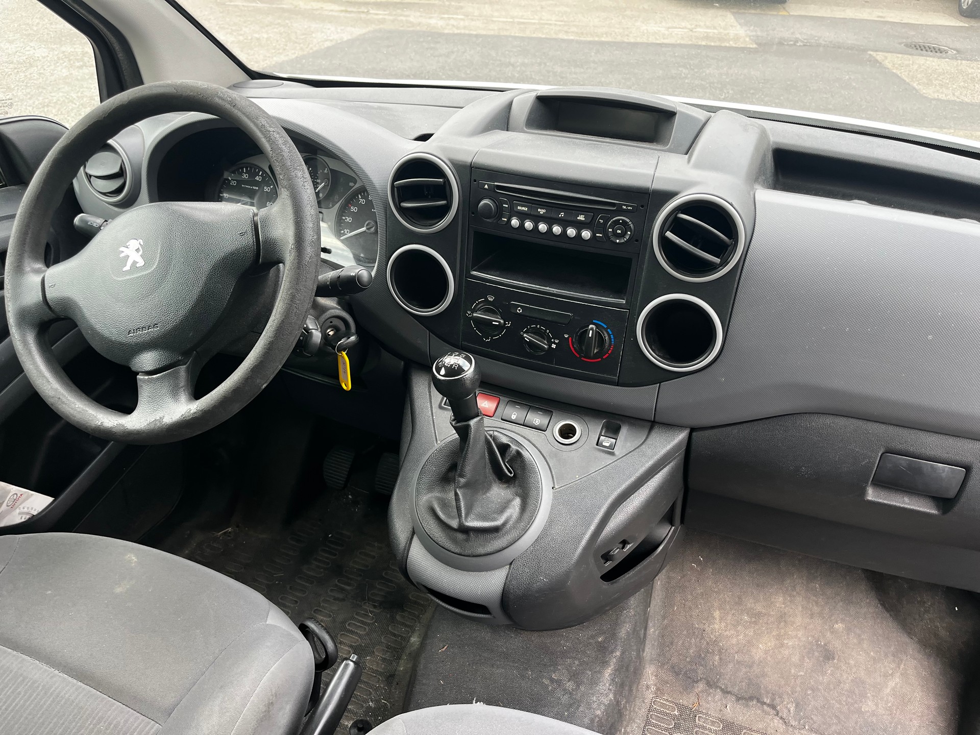 PEUGEOT PARTNER-image-8