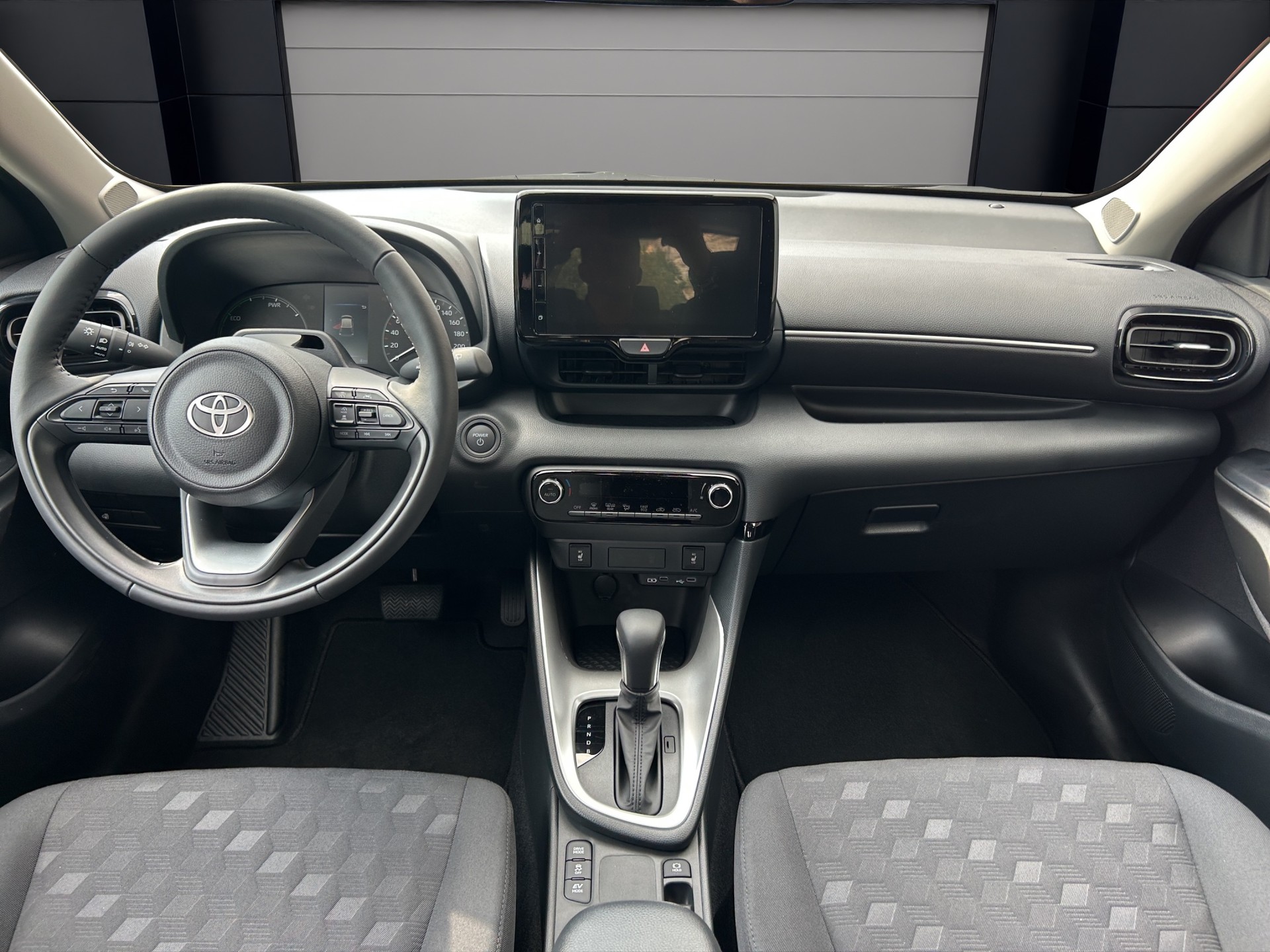 TOYOTA Yaris 1.5 Comfort e-CVT-image-8
