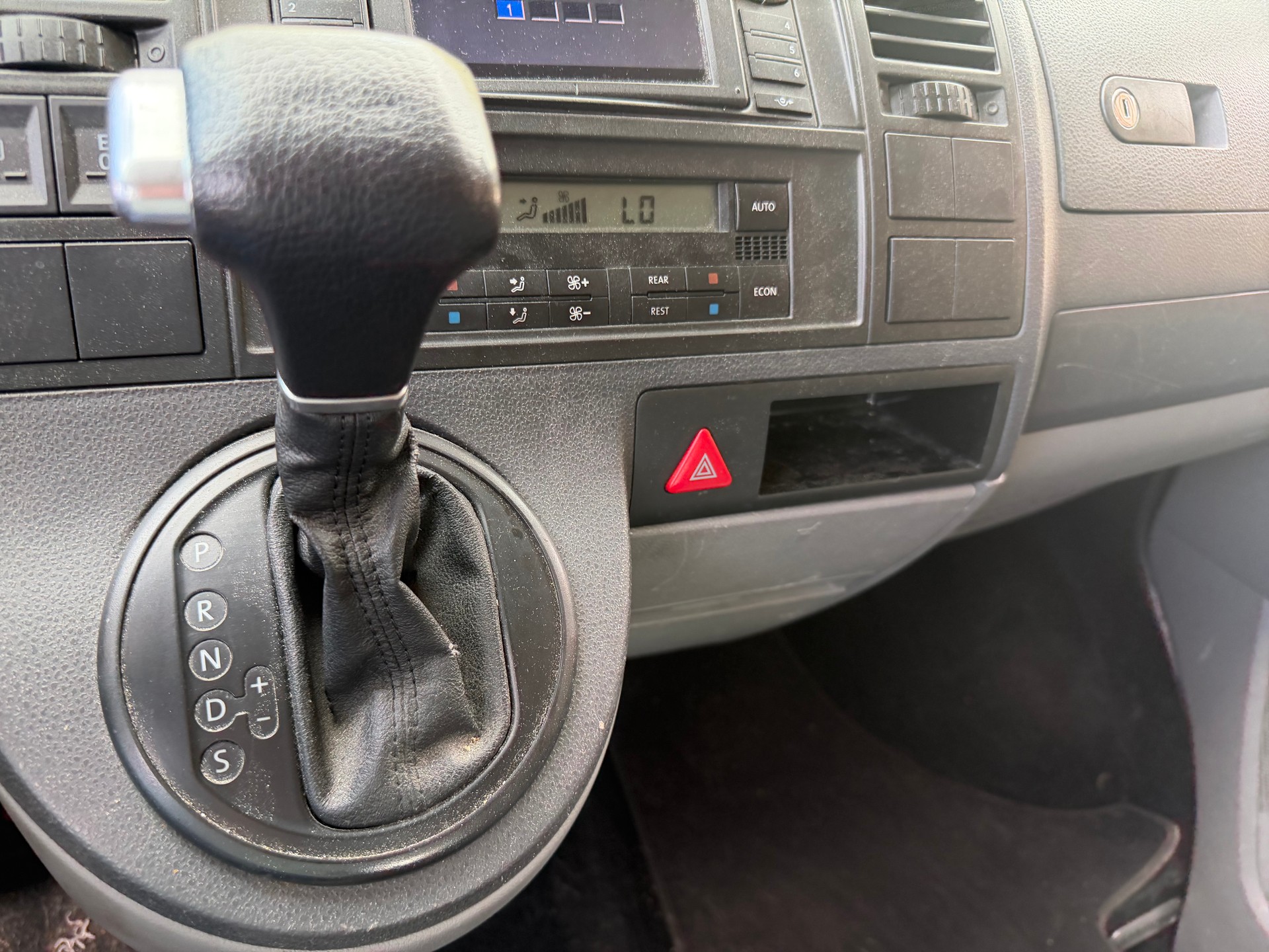 VW T5 Caravelle Comfort 2.5 TDI PD-image-10