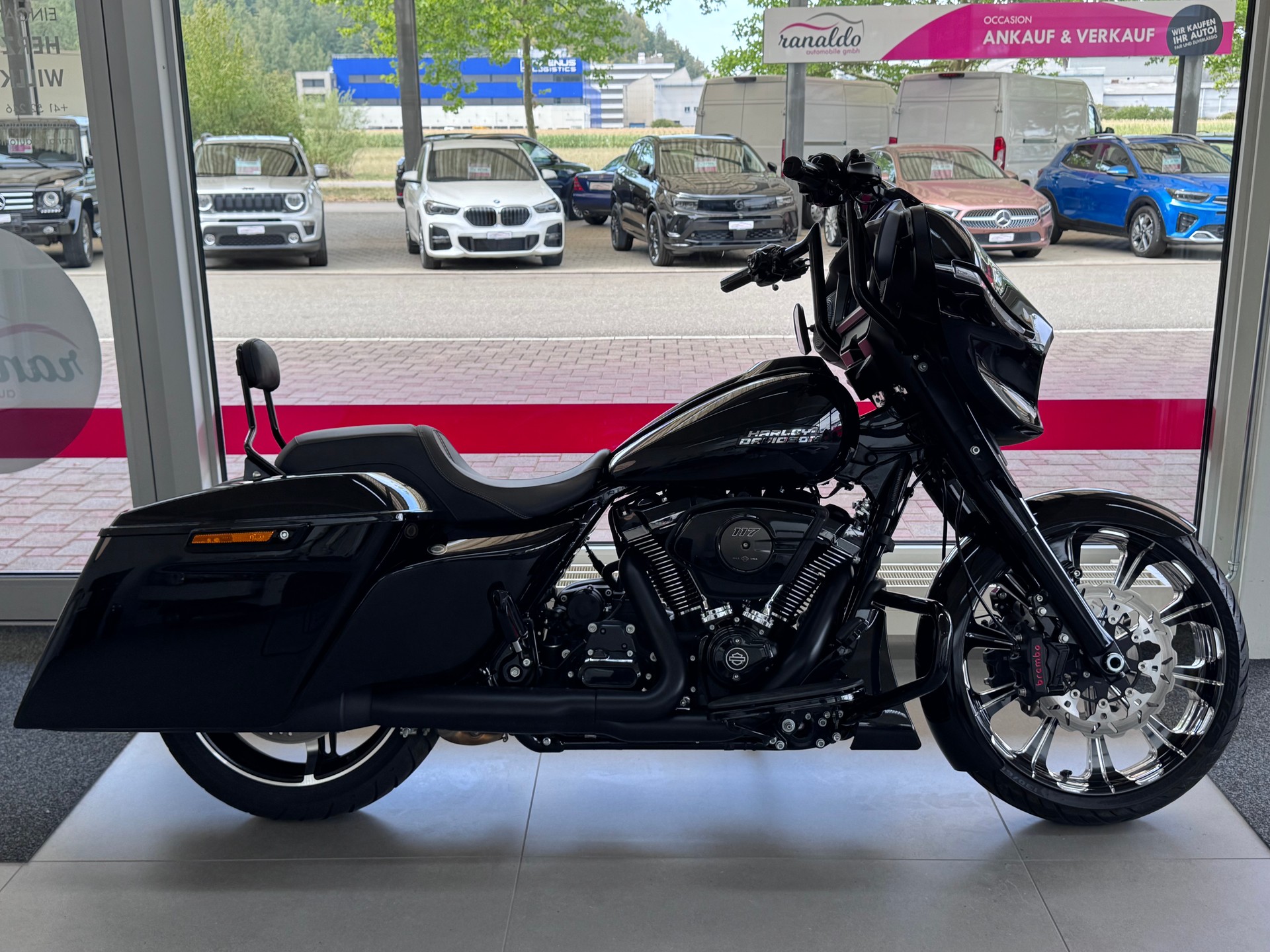HARLEY-DAVIDSON FLHX Street Glide+KESSTECH-Auspuff+12"APE+Heckumbau (Grosse Koffer und tiefes Heck)+21"Rad+BREMBO-Bremsen+Sissybar+Öhlins+