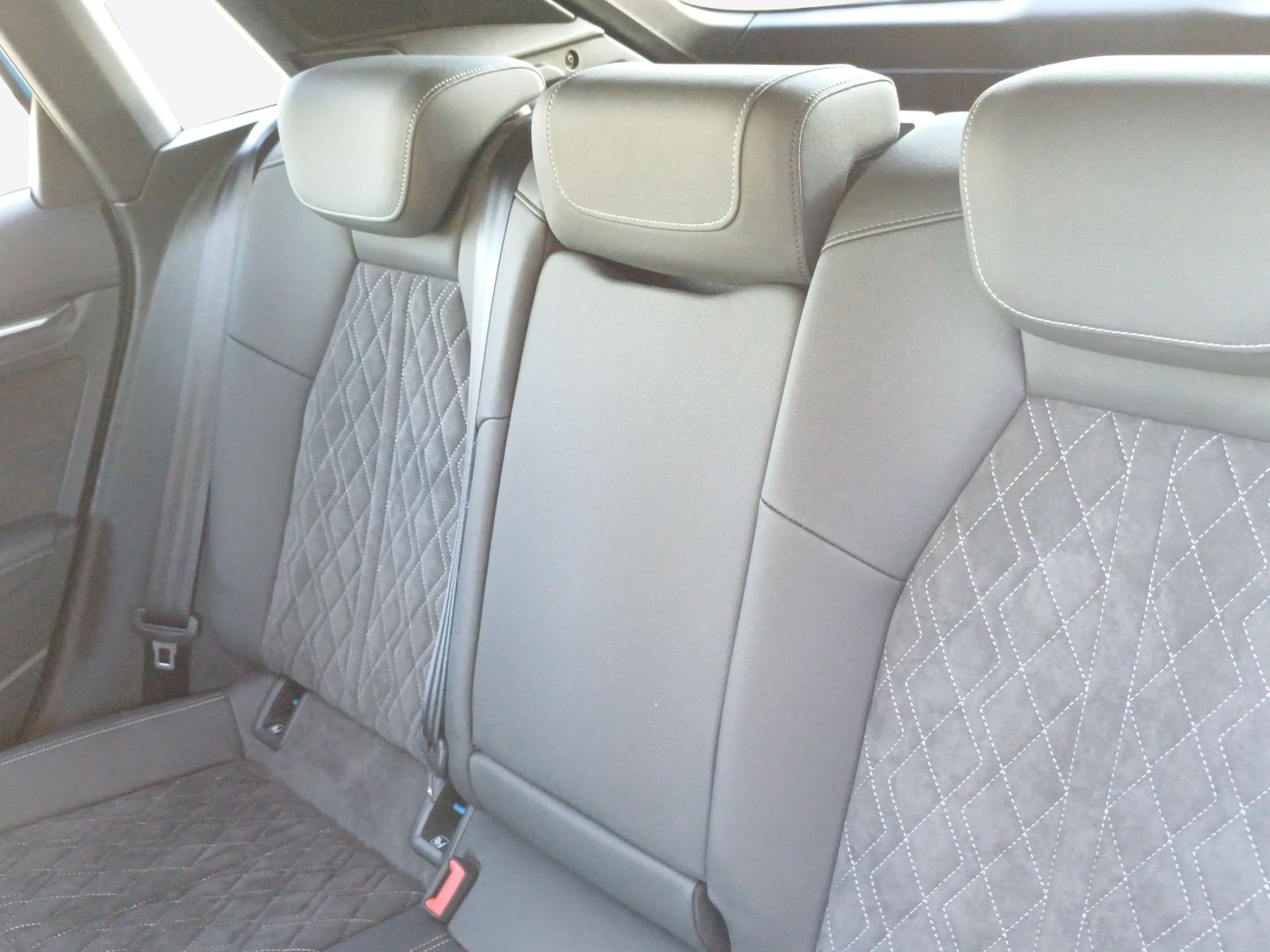 AUDI A3 Sportback 45 TFSI e S line S-tronic-image-12