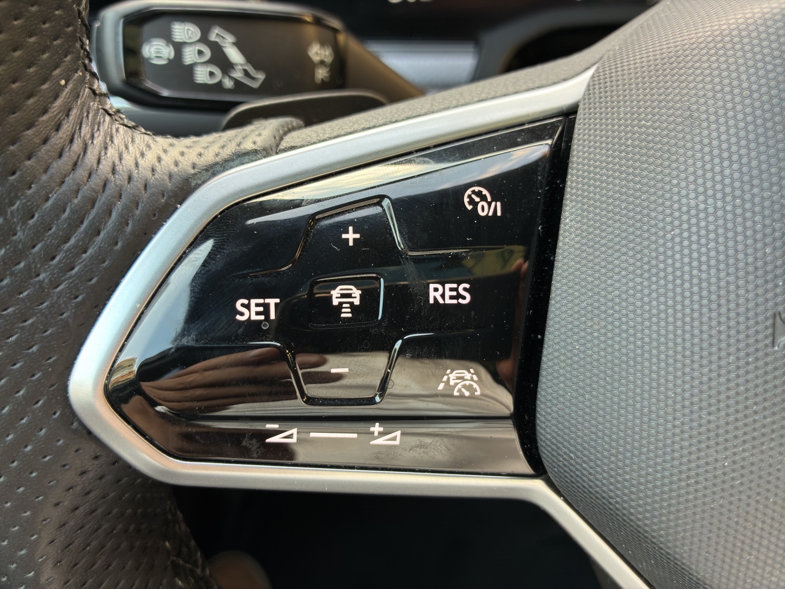 VW Touareg 3.0 TSI eHybrid R Tiptronic-image-23