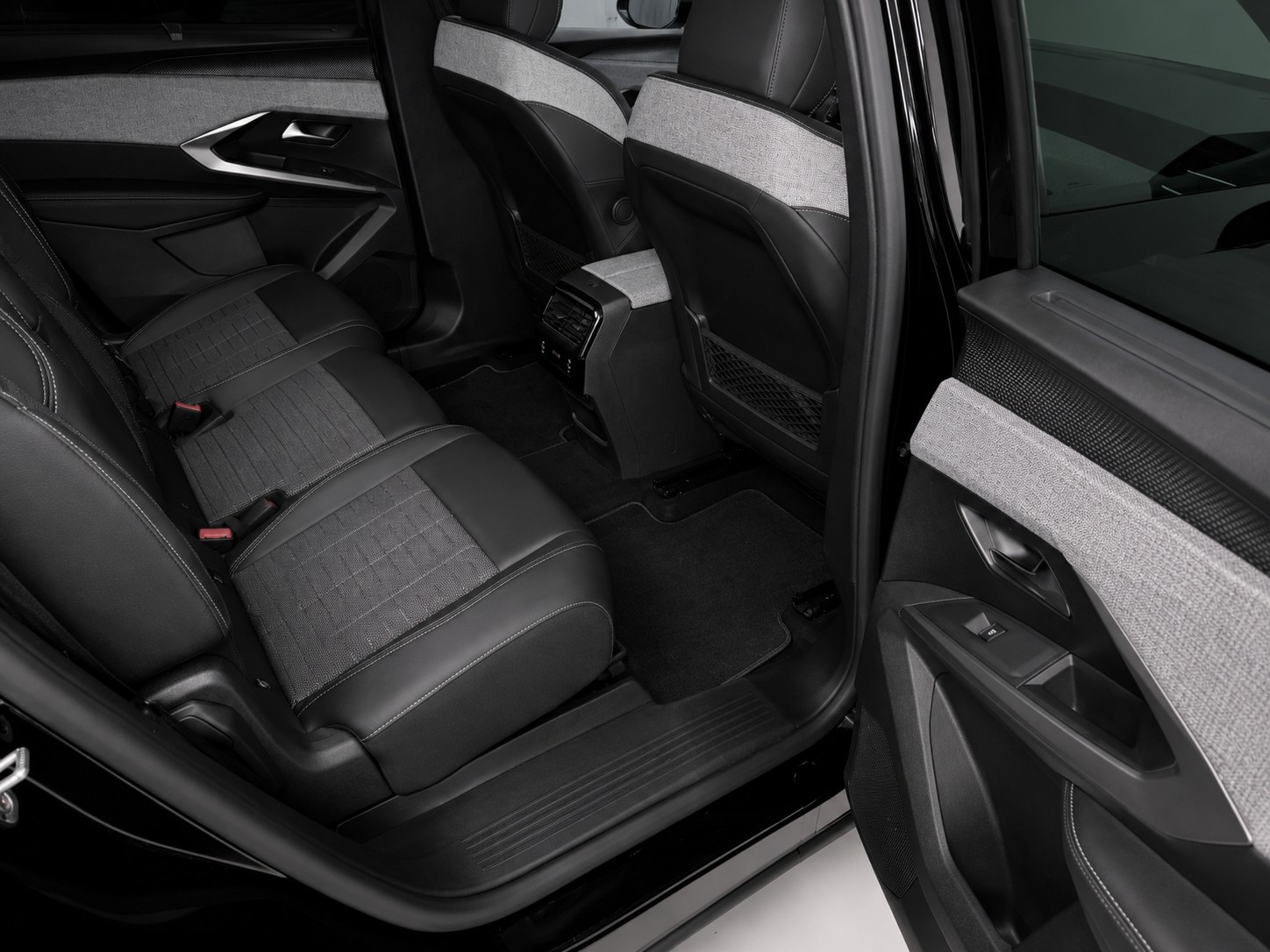 PEUGEOT 5008 145 Hybrid e-DCS6 GT (7Plätzer)-image-17