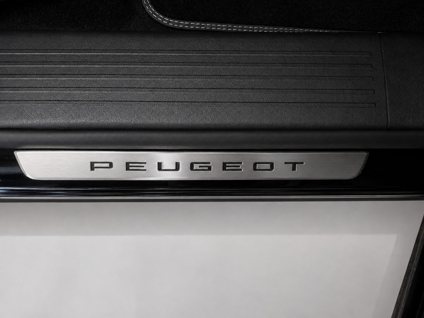 PEUGEOT 5008 145 Hybrid e-DCS6 GT (7Plätzer)-image-25