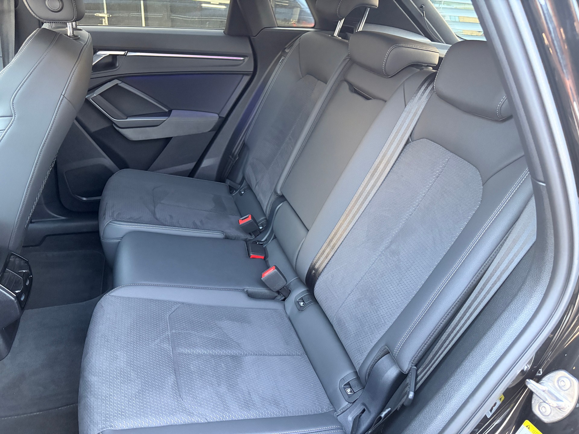 AUDI Q3 40 TDI S line quattro S-tronic-image-8