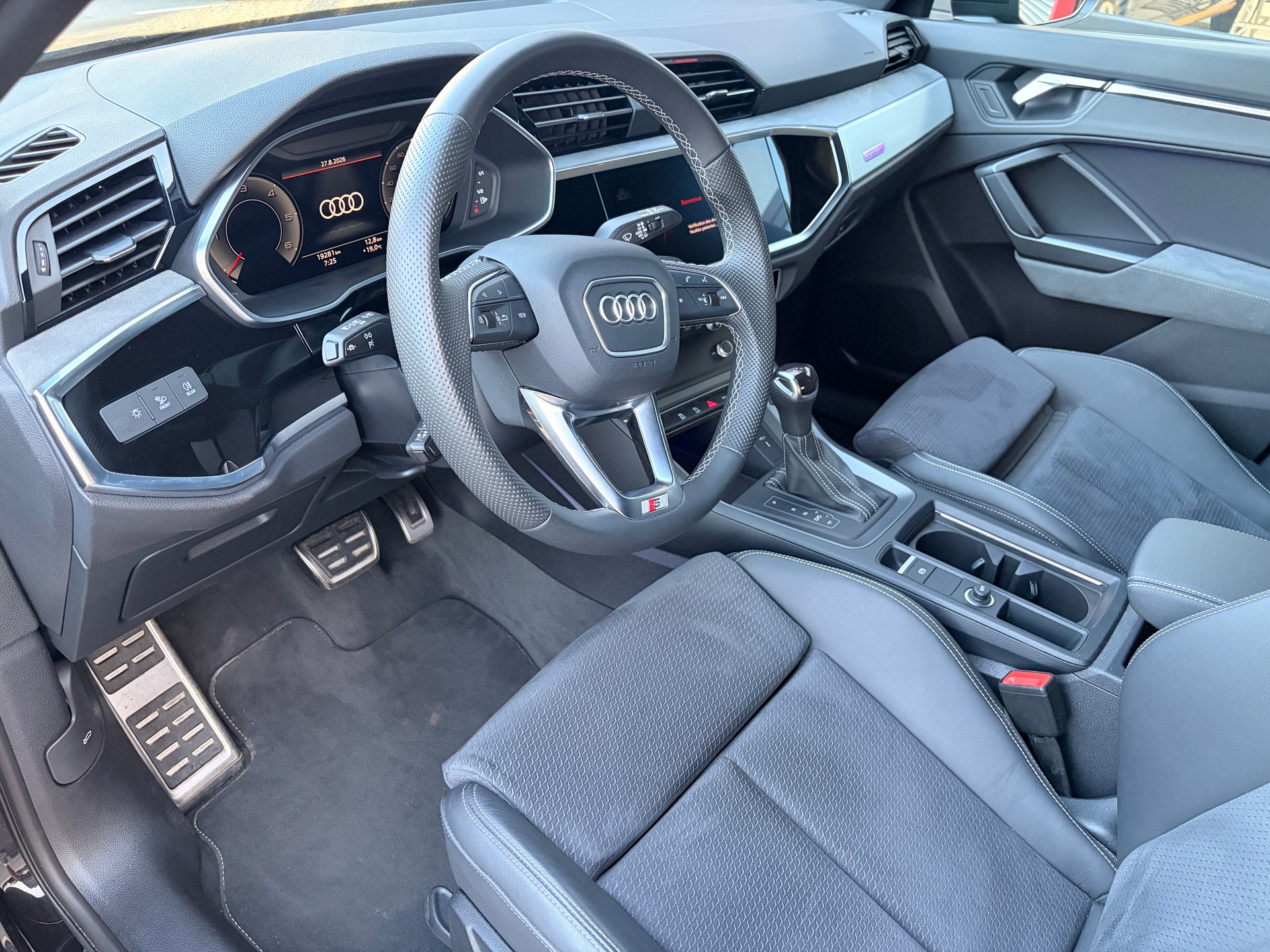 AUDI Q3 40 TDI S line quattro S-tronic-image-6