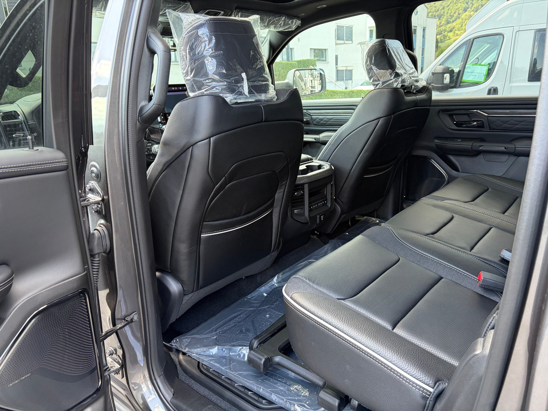 DODGE Ram 1500 Limited Crew Cab Night V8 4WD MY 26-image-8