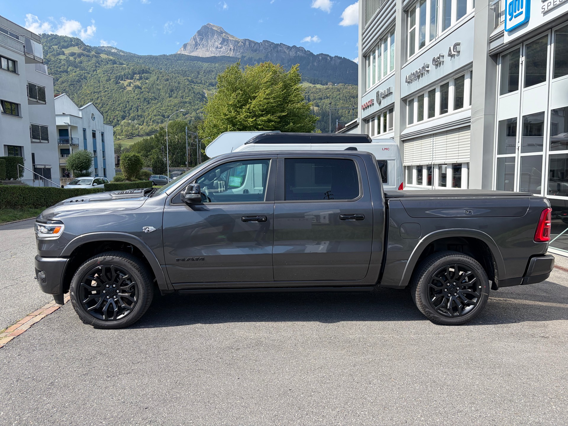 DODGE Ram 1500 Limited Crew Cab Night V8 4WD MY 26-image-2