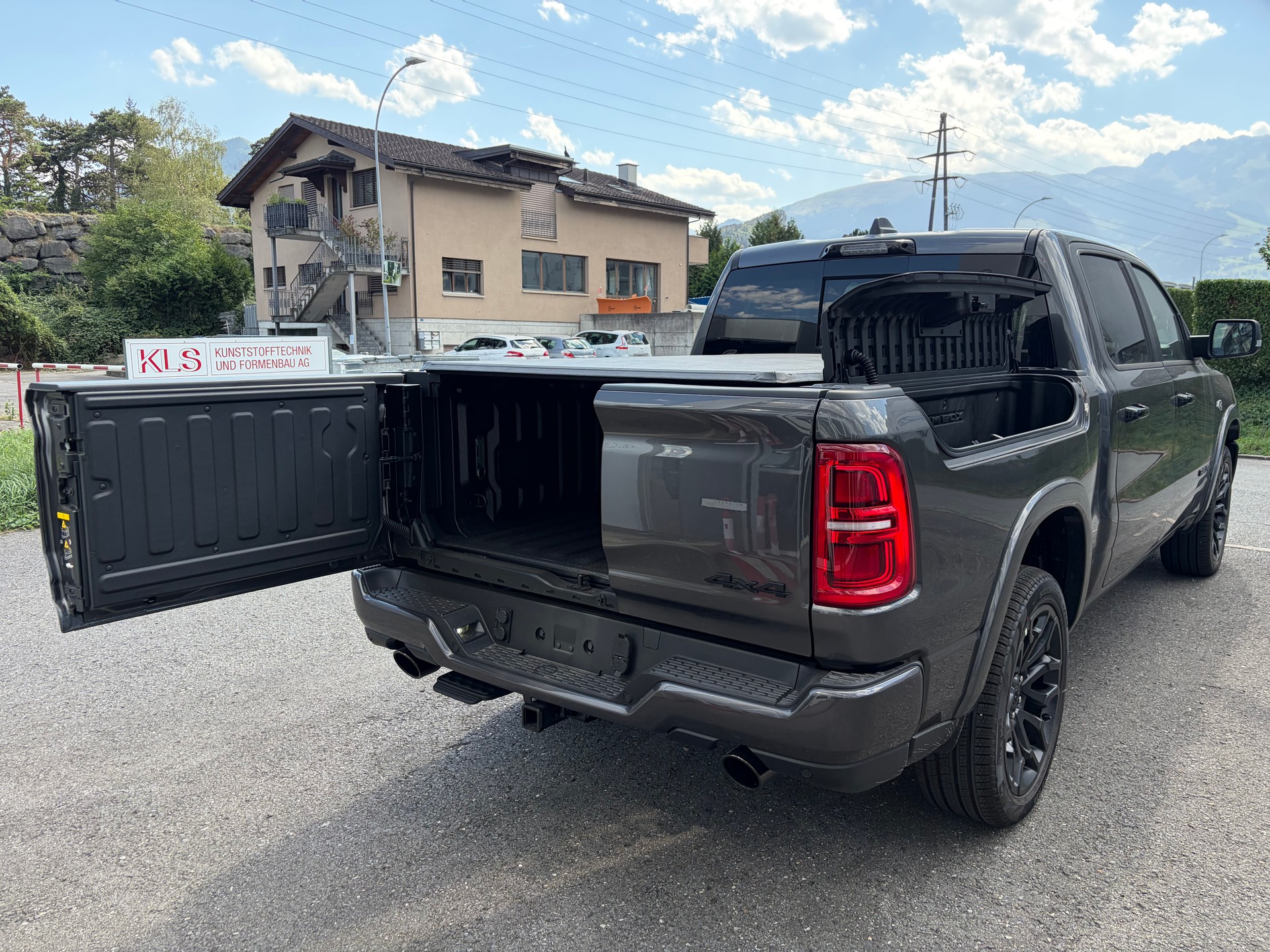 DODGE Ram 1500 Limited Crew Cab Night V8 4WD MY 26-image-4