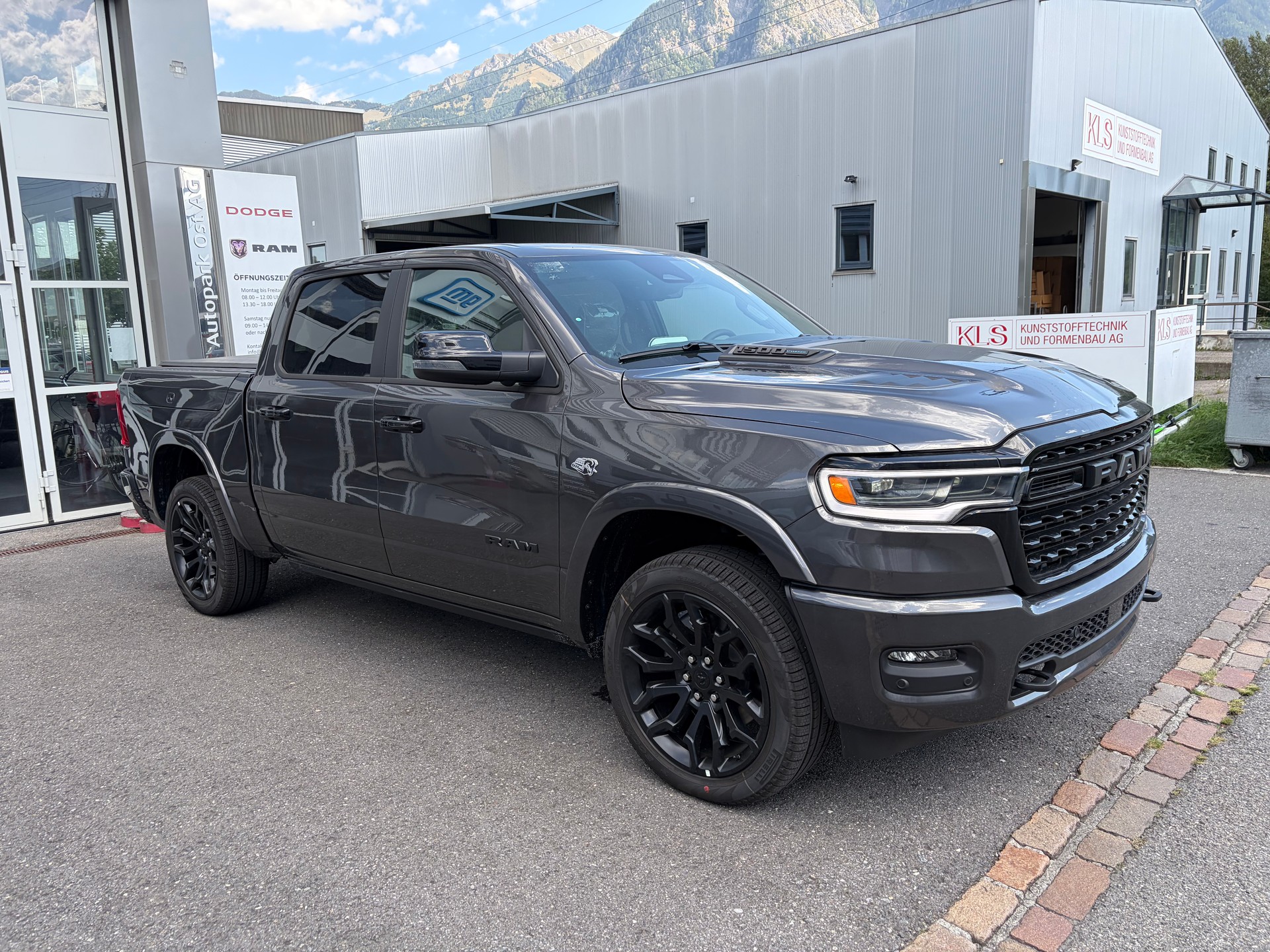 DODGE Ram 1500 Limited Crew Cab Night V8 4WD MY 26-image-5