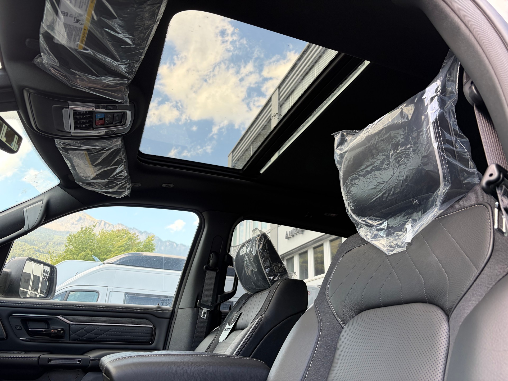 DODGE Ram 1500 Limited Crew Cab Night V8 4WD MY 26-image-10