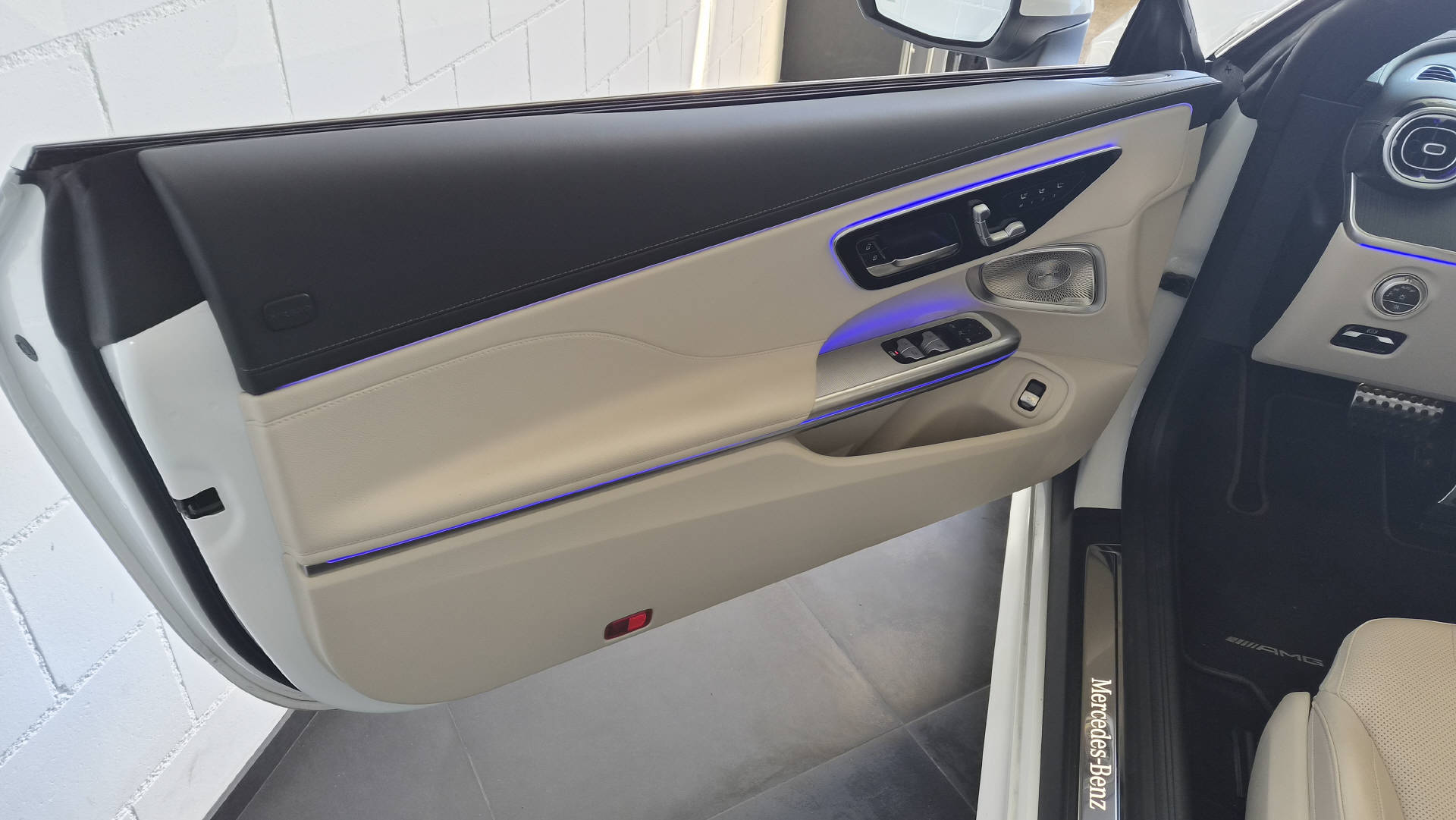 MERCEDES-BENZ CLE 450 AMG Line 4matic Cabriolet-image-11